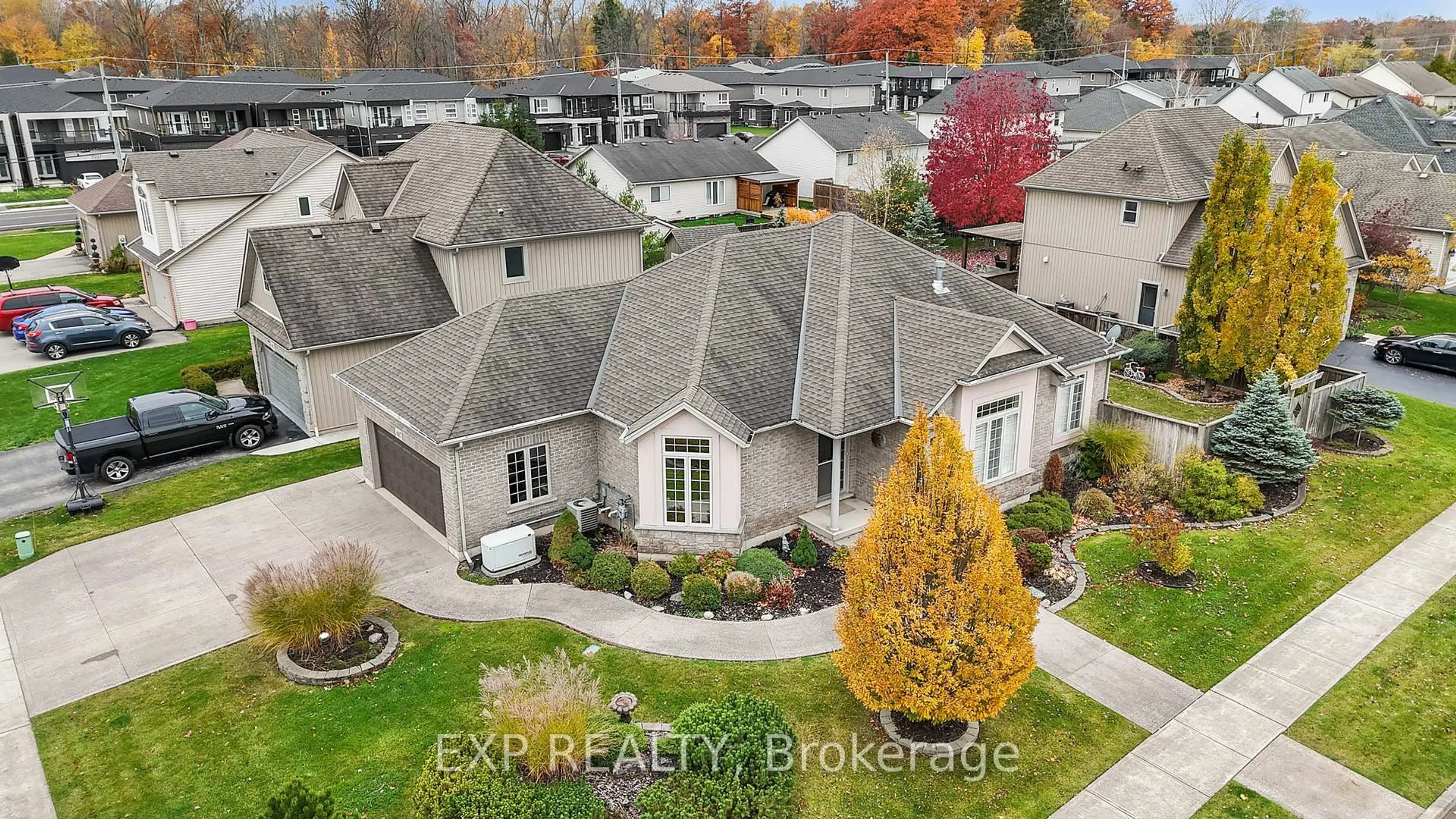 A pic from outside/outdoor area/front of a property/back of a property/a pic from drone, street for 407 Barrington Crt, Fort Erie Ontario L0S 1N0