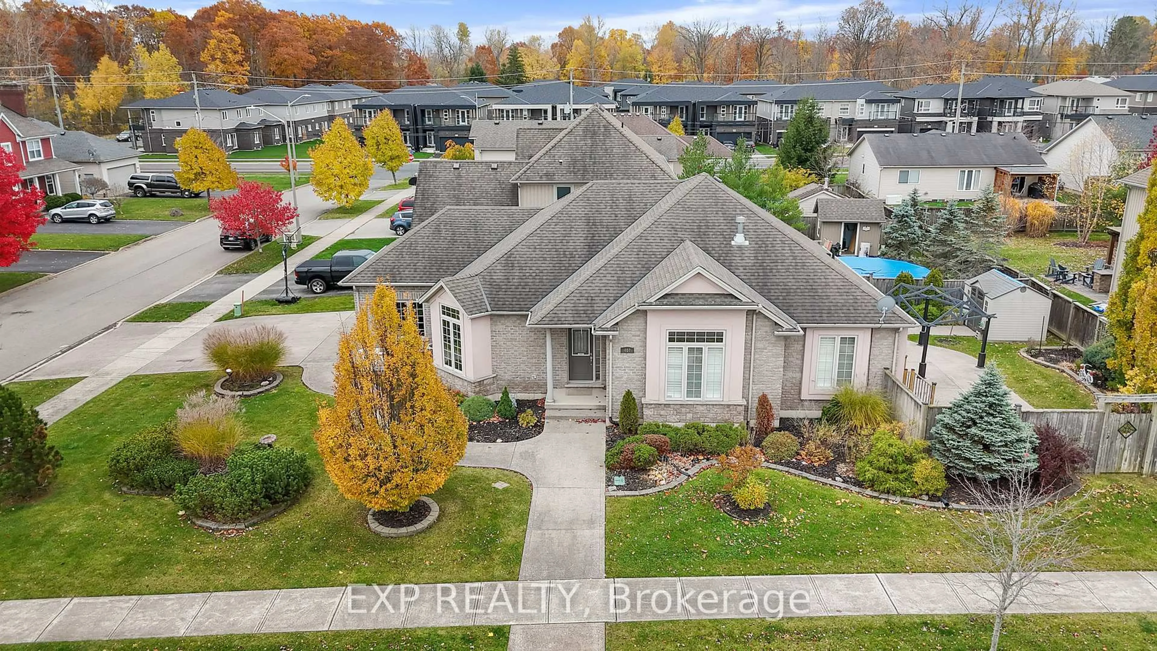 A pic from outside/outdoor area/front of a property/back of a property/a pic from drone, street for 407 Barrington Crt, Fort Erie Ontario L0S 1N0