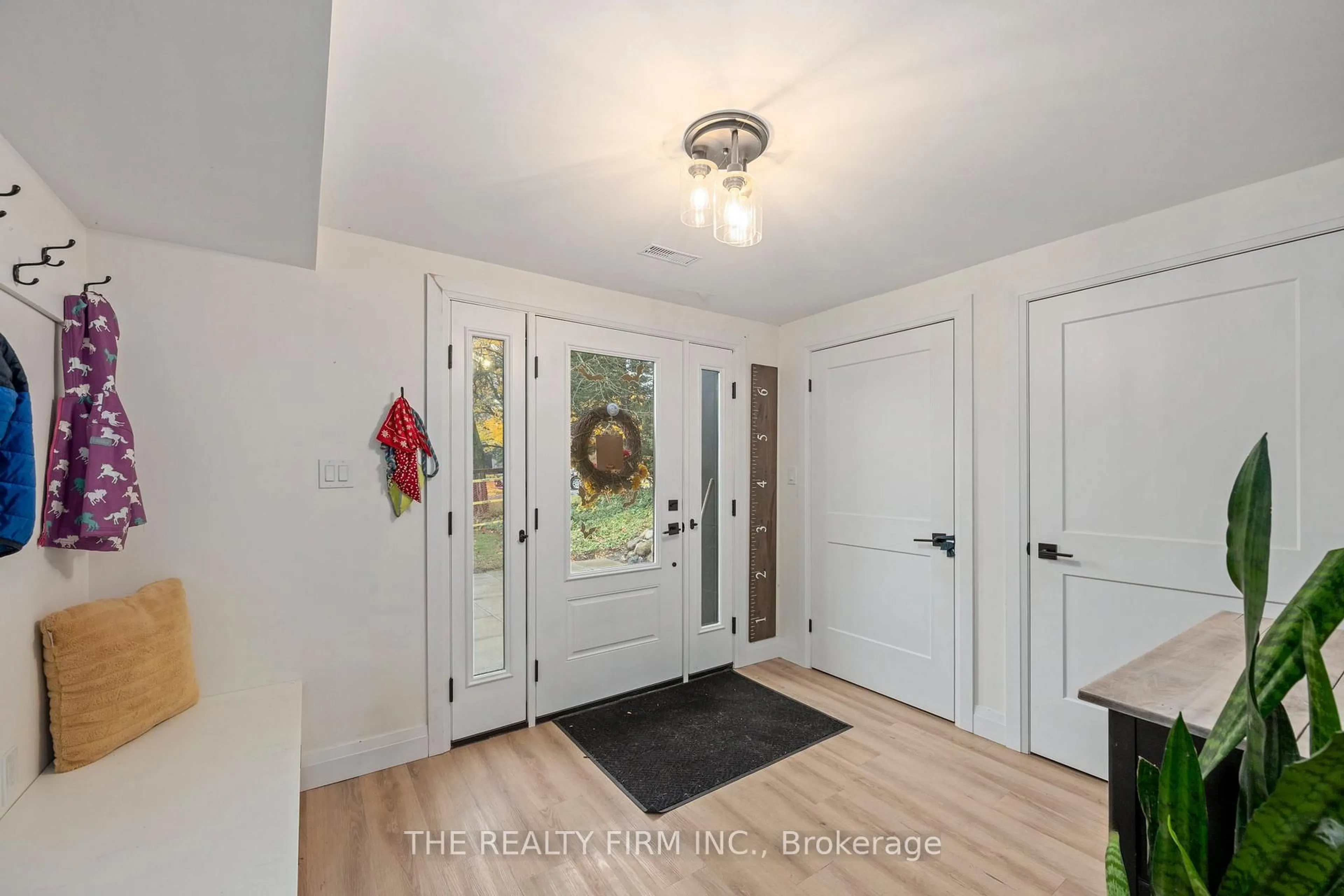 Indoor entryway for 179 Valleyview Dr, Middlesex Centre Ontario N0L 1R0