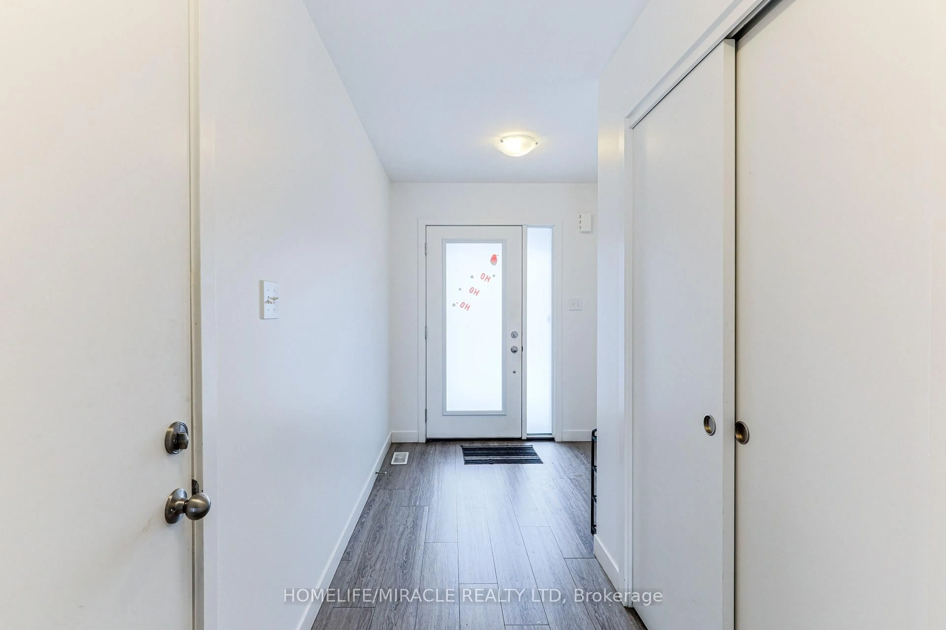Indoor entryway for 105 Pony Way, Kitchener Ontario N2R 0R8