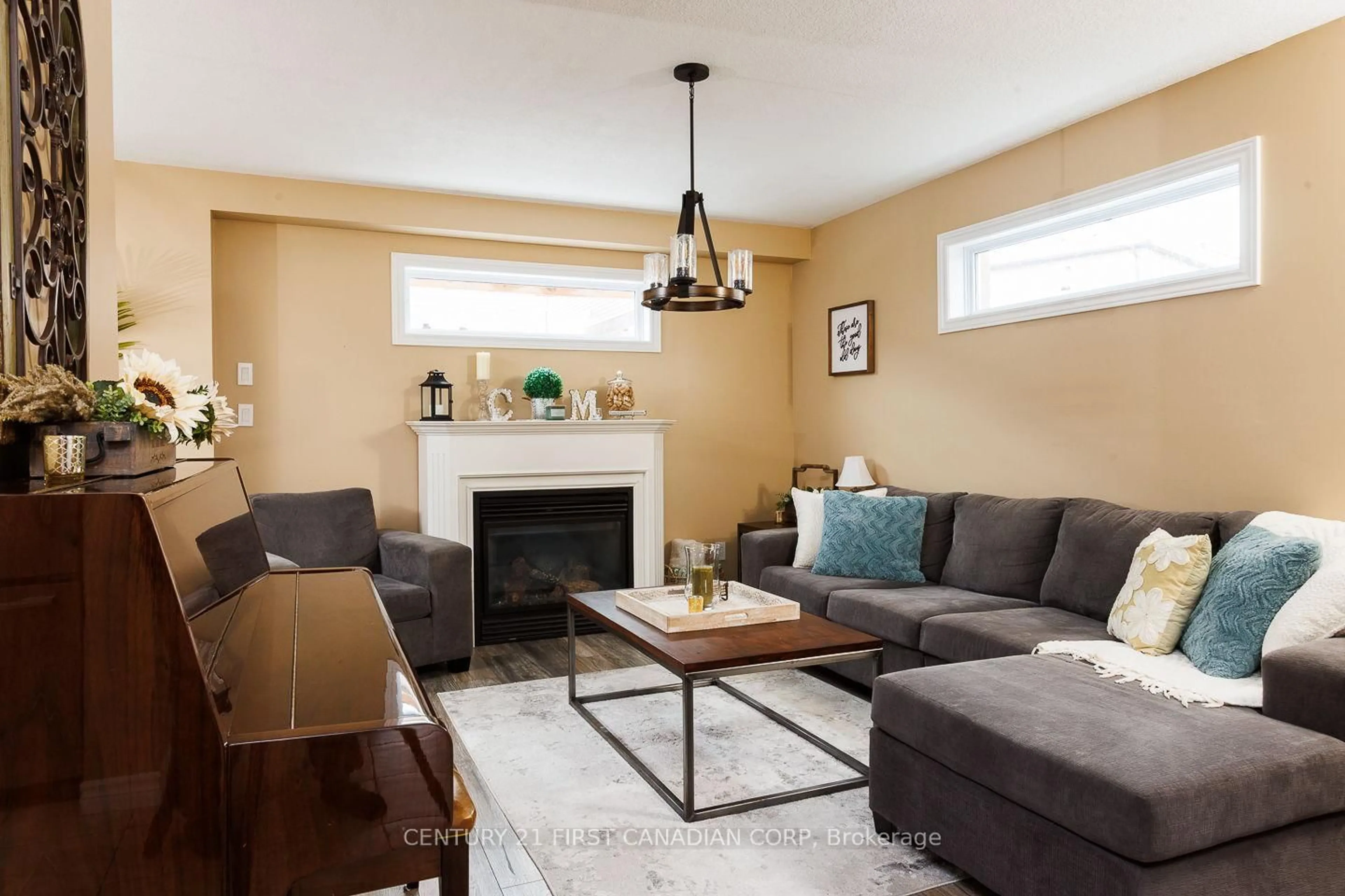 Living room with furniture, unknown for 2459 Asima Dr, London South Ontario N6M 0B3