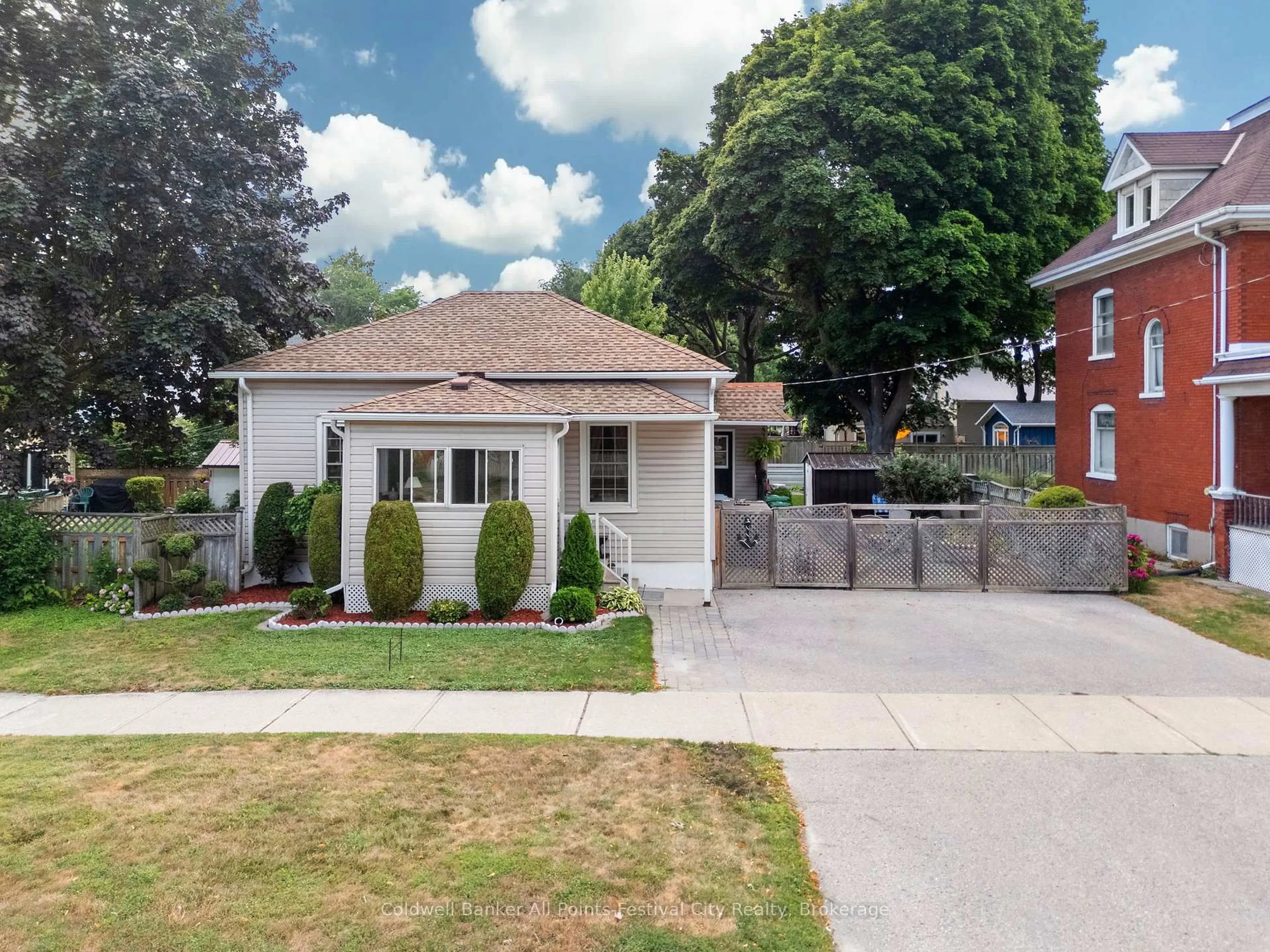 A pic from outside/outdoor area/front of a property/back of a property/a pic from drone, street for 107 Victoria St, Goderich Ontario N7A 2S2