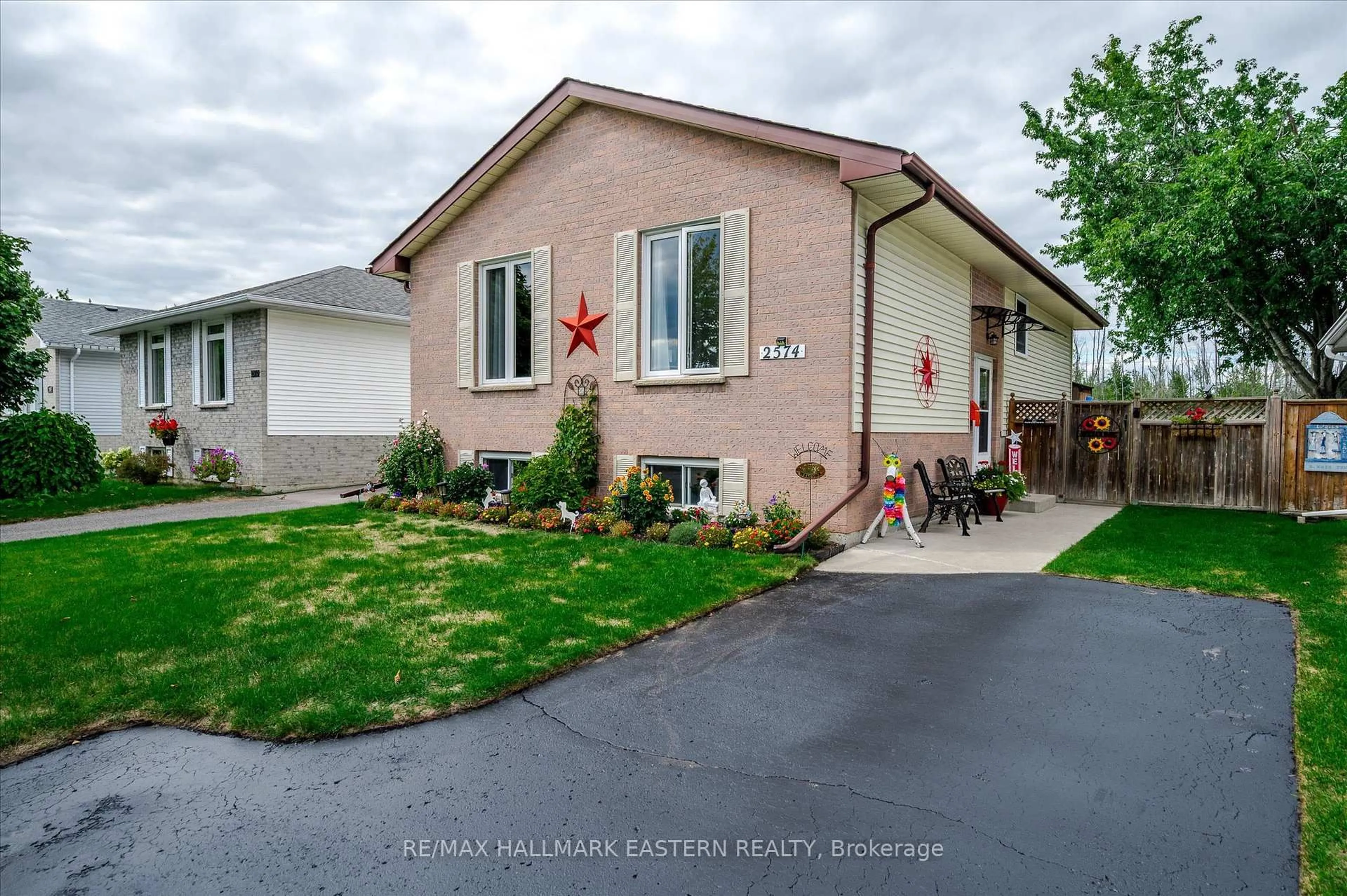 Home with vinyl exterior material, street for 2574 Foxmeadow Rd, Peterborough Ontario K9L 1X2