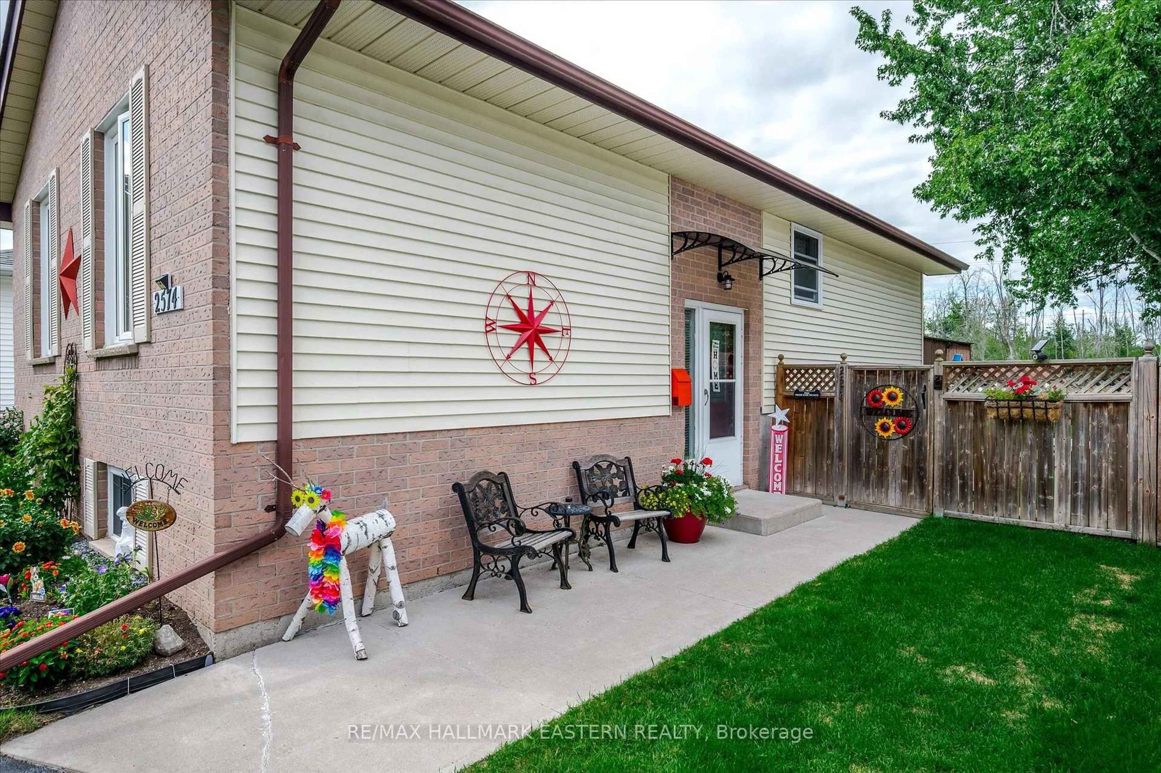 Home with vinyl exterior material, street for 2574 Foxmeadow Rd, Peterborough Ontario K9L 1X2