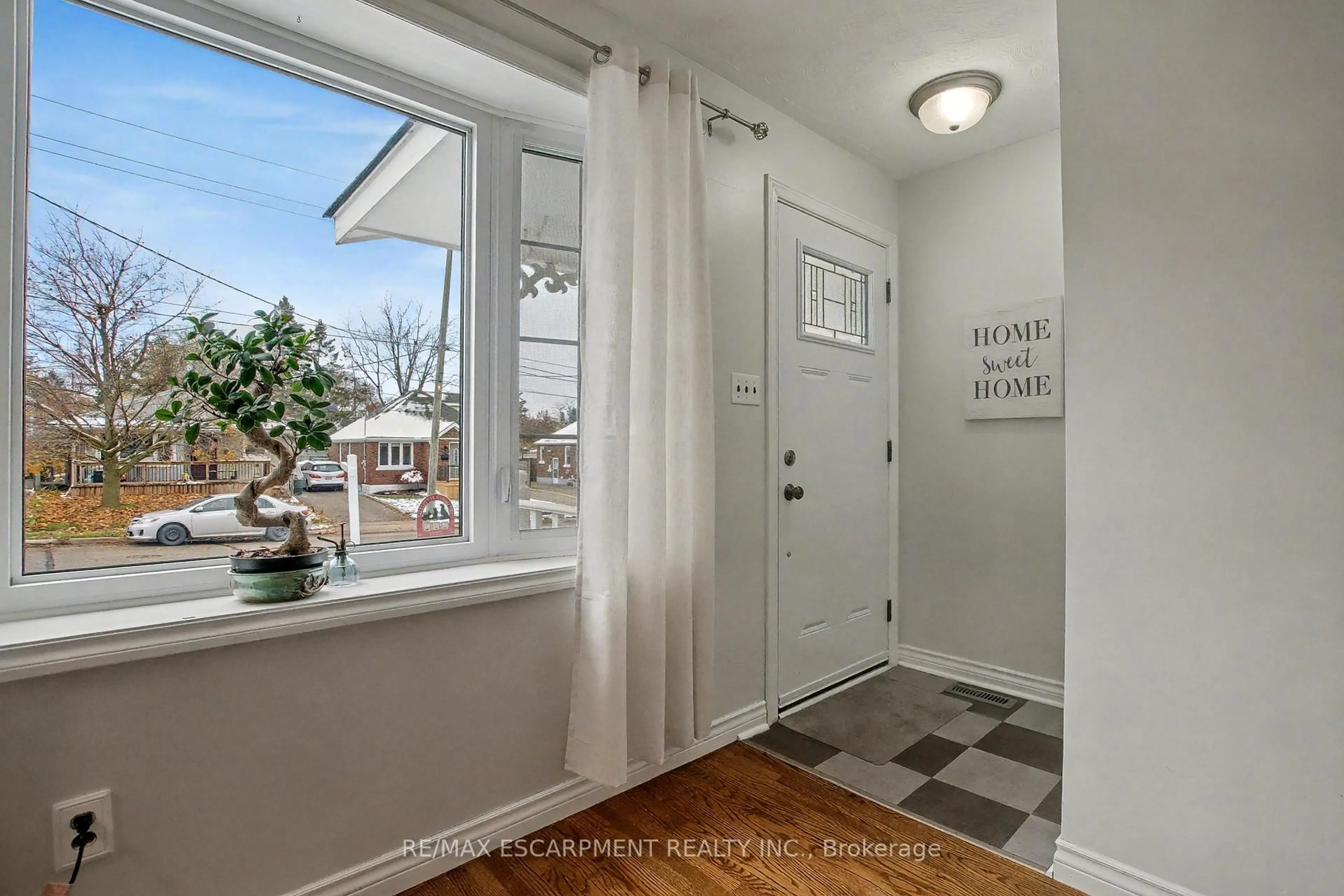 Indoor entryway for 111 First Ave, Cambridge Ontario N1S 2B5