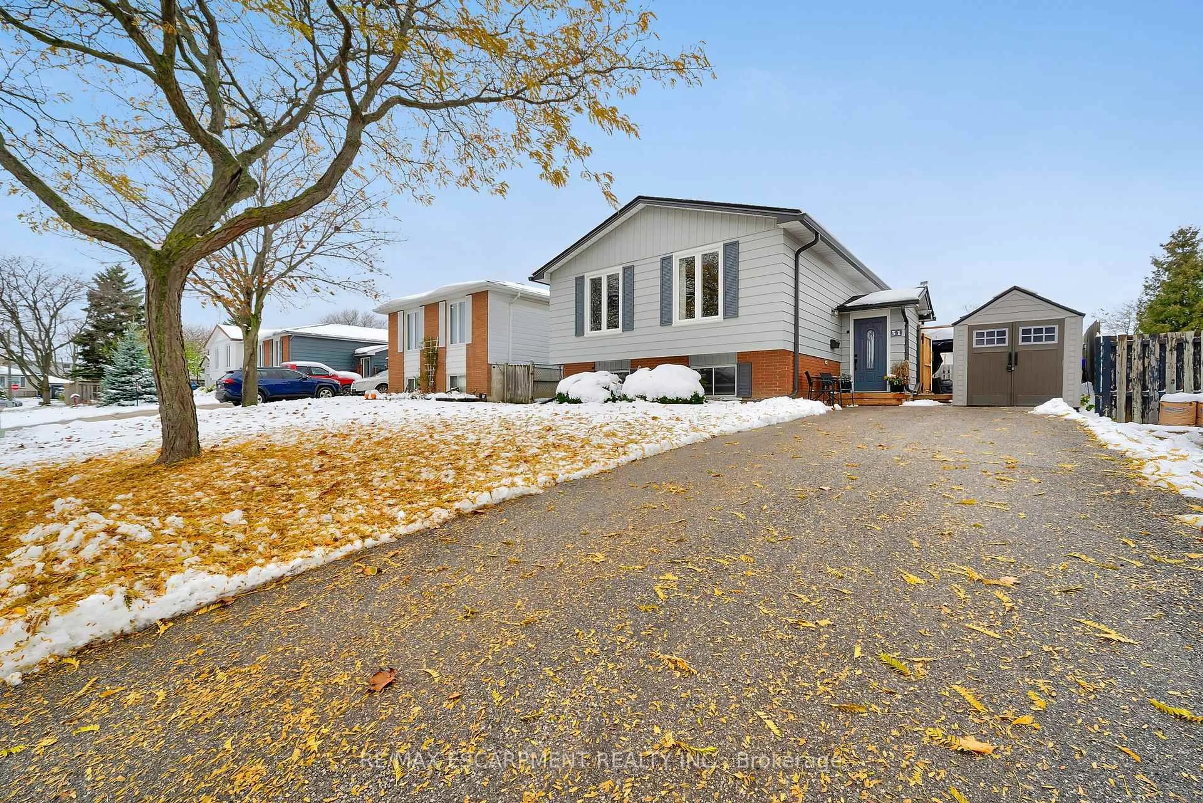 A pic from outside/outdoor area/front of a property/back of a property/a pic from drone, street for 31 Raleigh St, Hamilton Ontario L8W 1H4