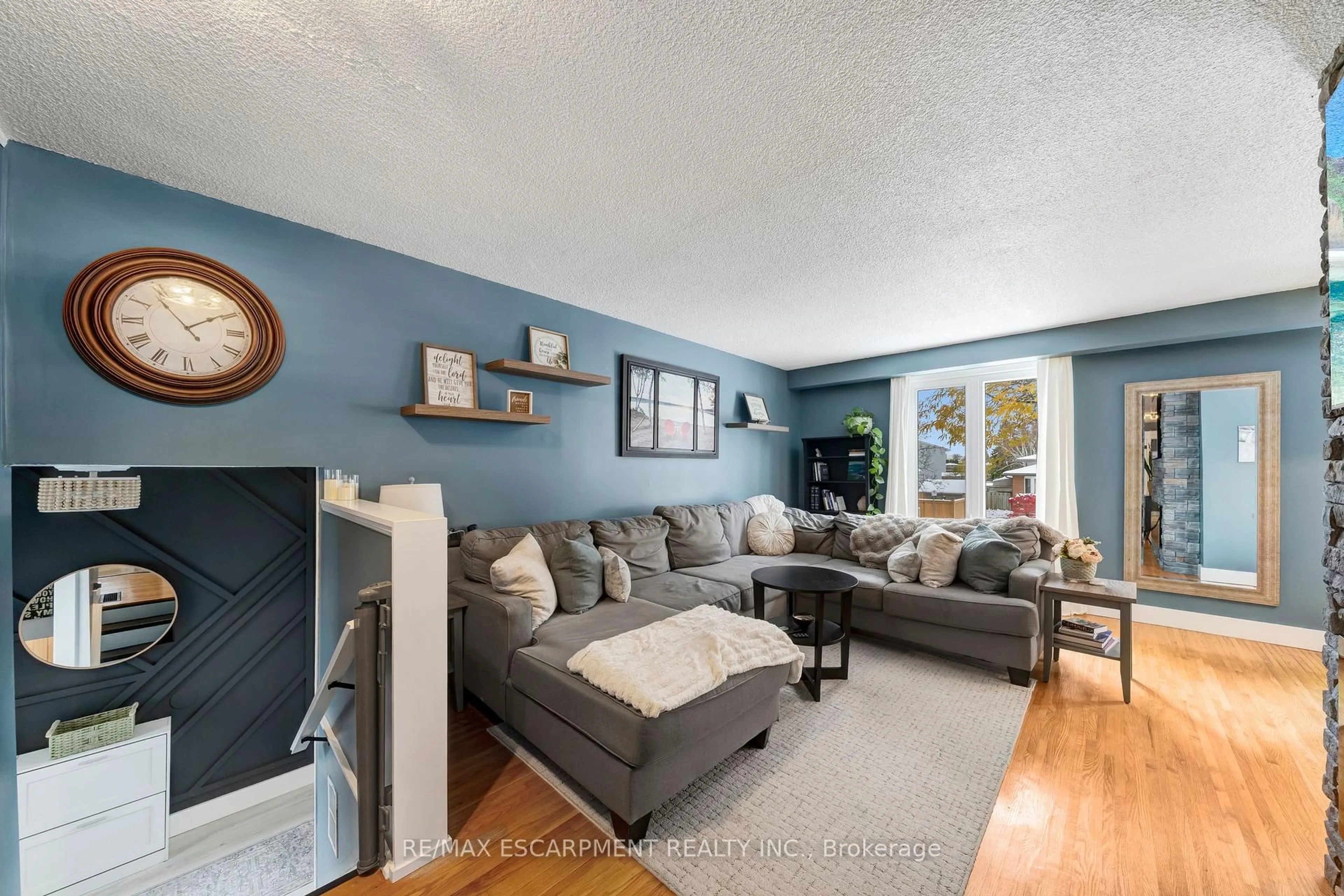 Living room with furniture, unknown for 31 Raleigh St, Hamilton Ontario L8W 1H4