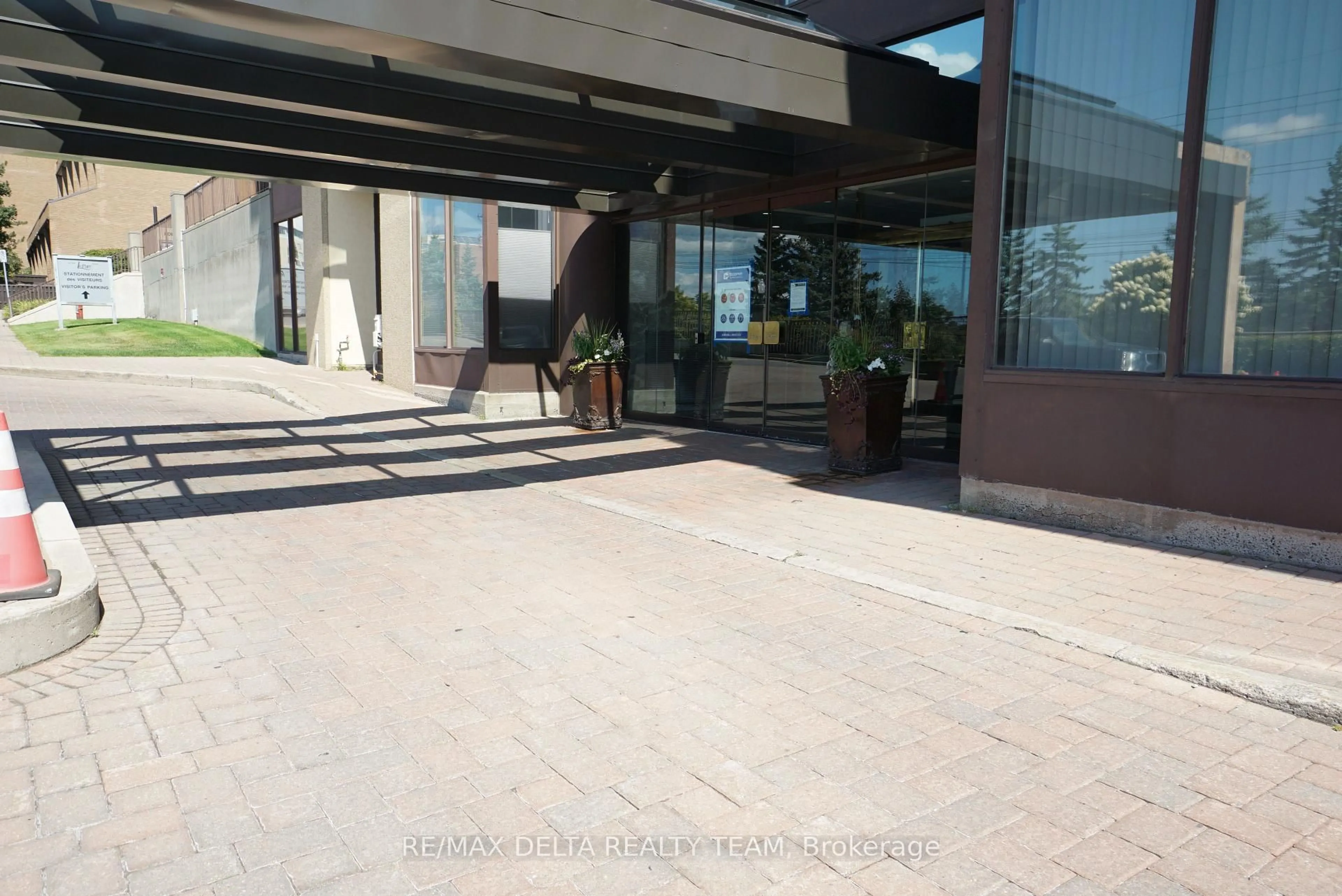 Patio, street for 545 St. Laurent Blvd #1506, Ottawa Ontario K1K 4H9