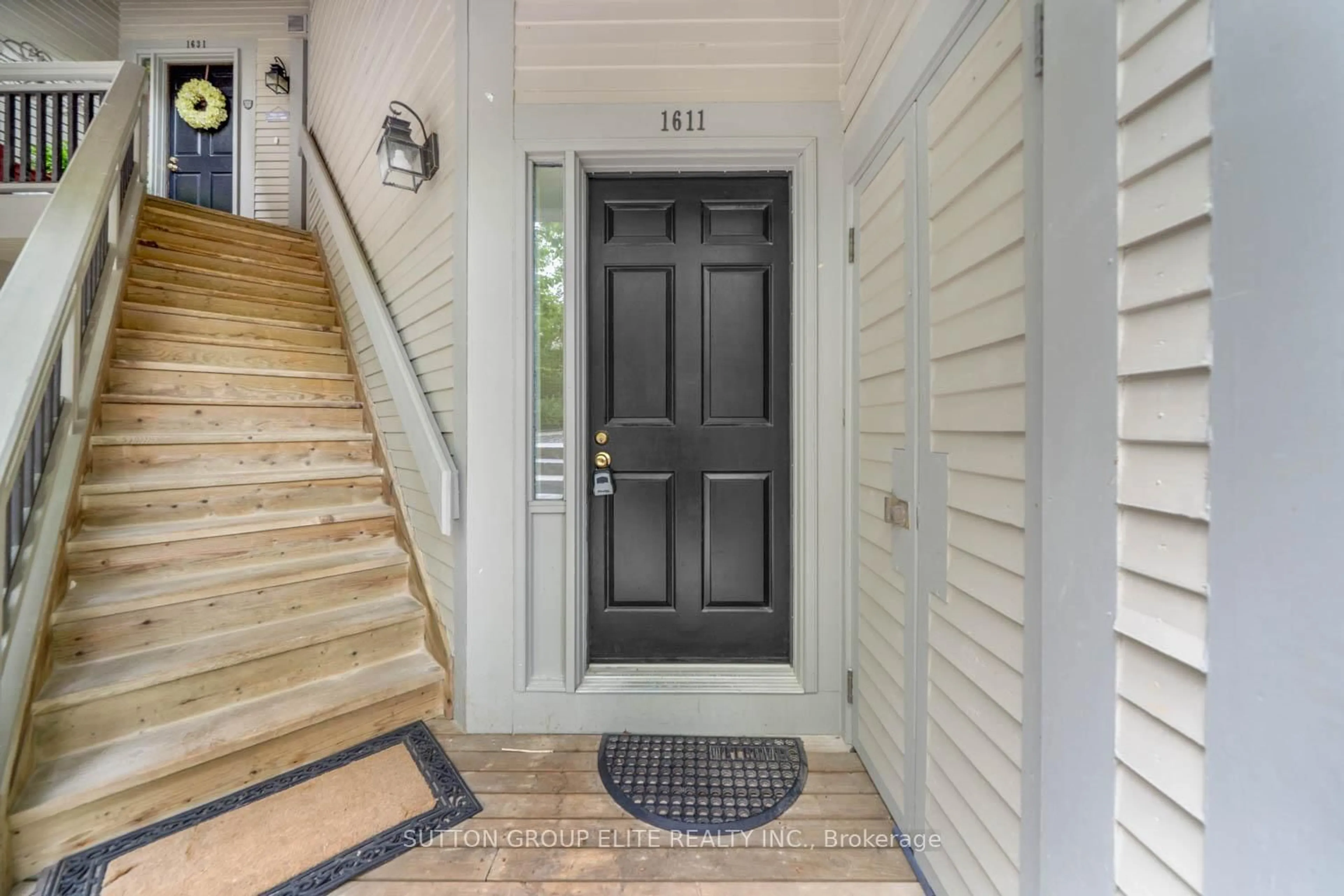 Indoor entryway for 1611 Grandview Hilltop Dr #16, Huntsville Ontario P1H 2J5