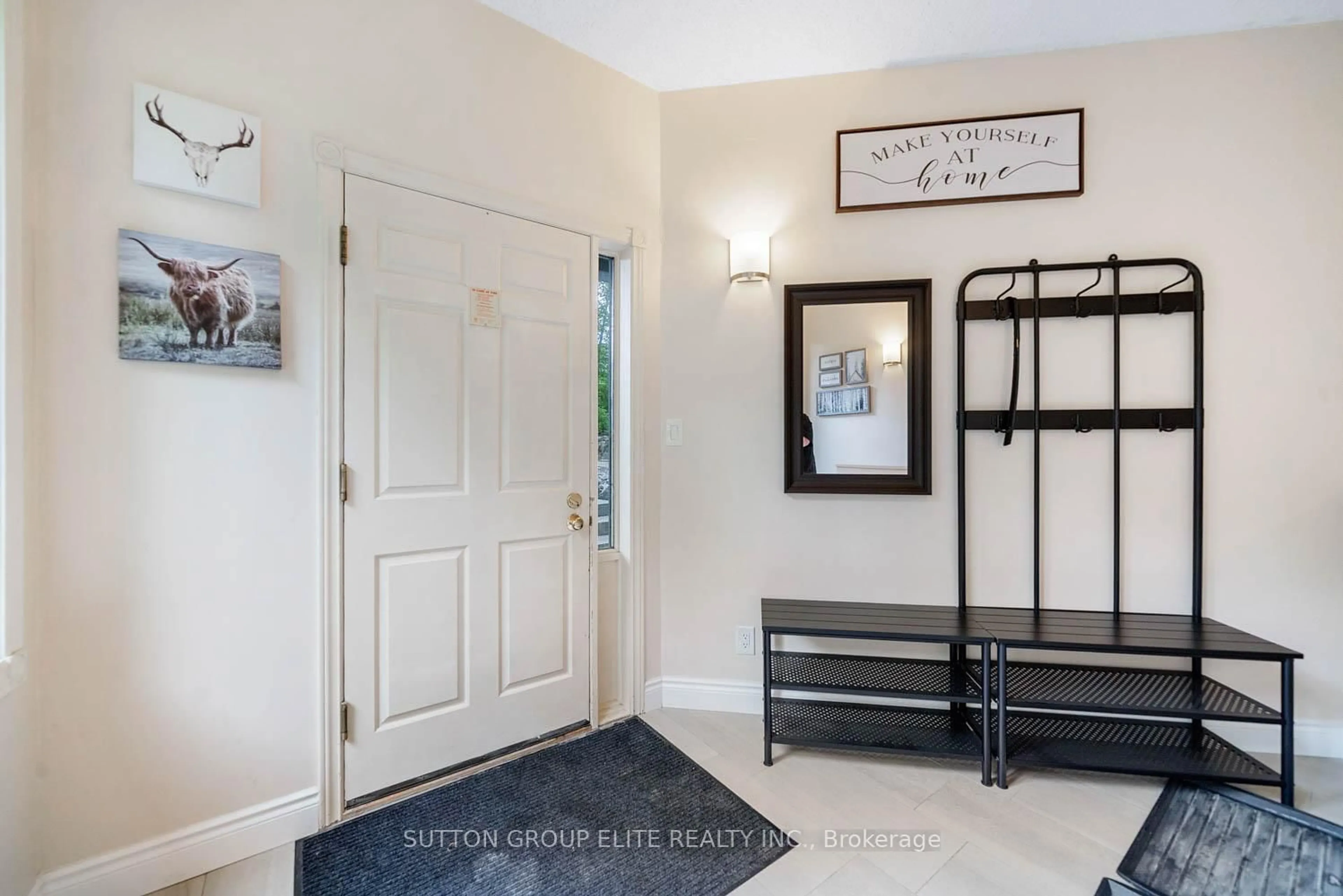 Indoor entryway for 1611 Grandview Hilltop Dr #16, Huntsville Ontario P1H 2J5