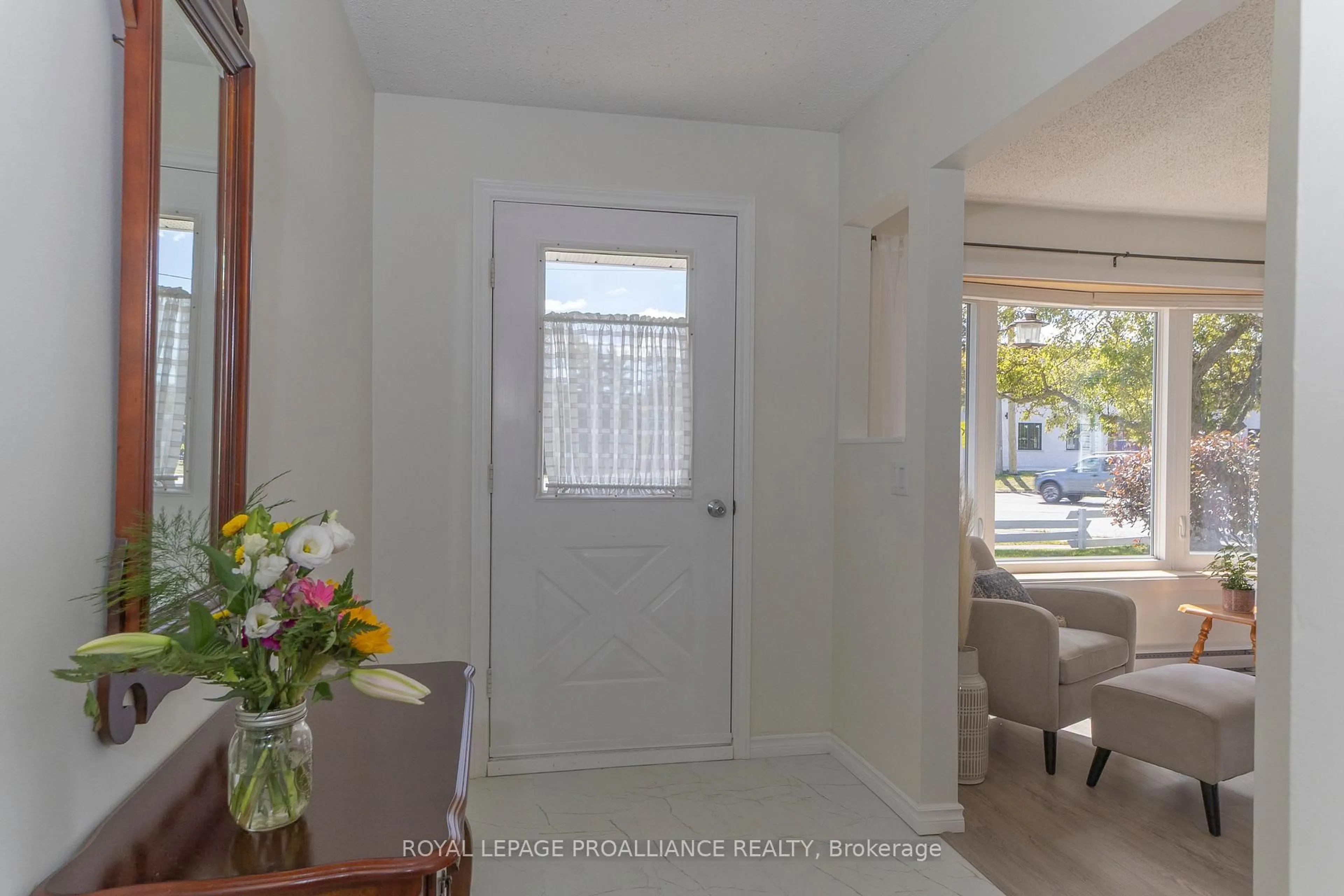 Indoor entryway for 98 East Davis St, Quinte West Ontario K8V 6H4