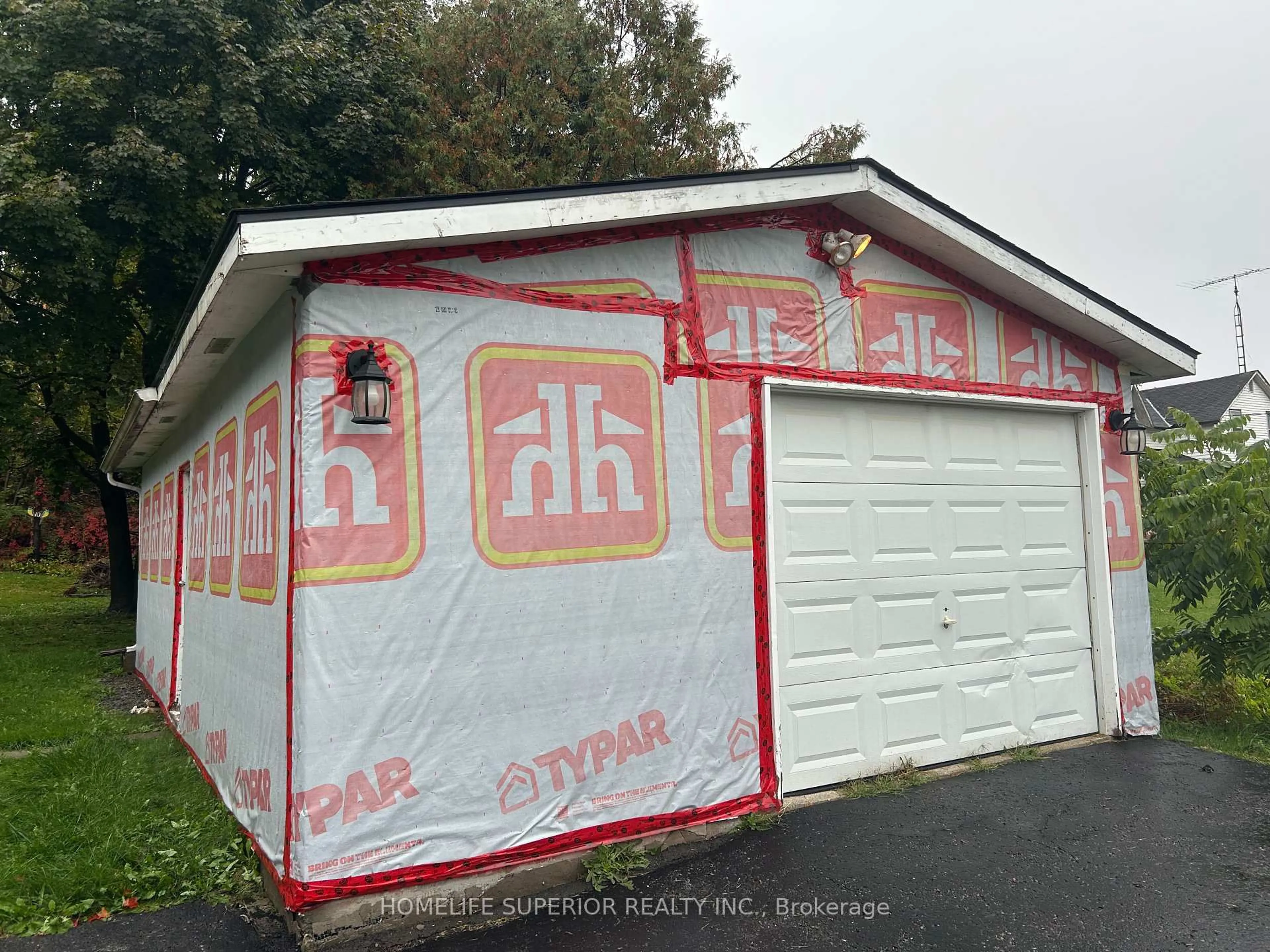 Indoor garage for 10 Main St, Limoges Ontario K0K 2M0