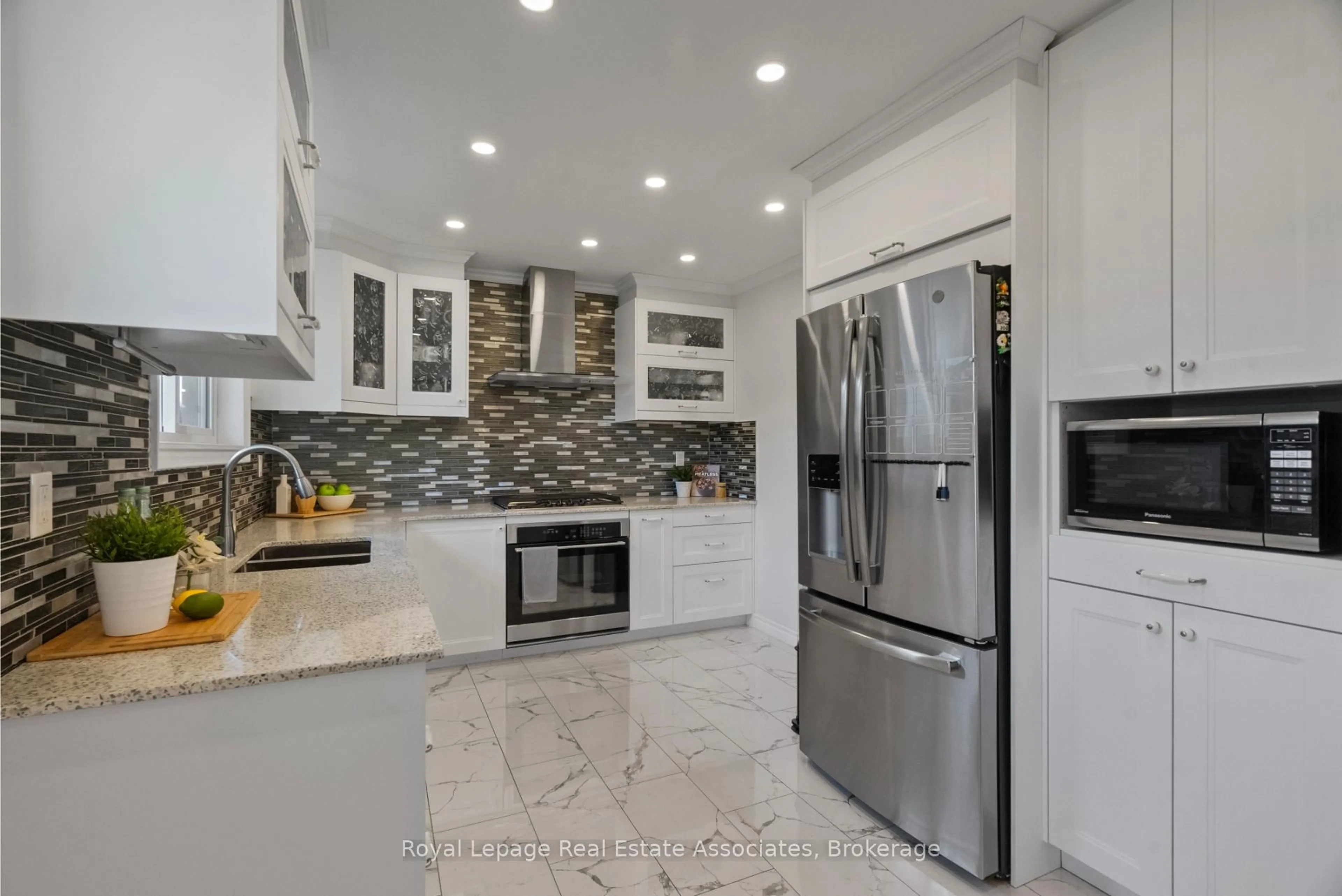 Contemporary kitchen, ceramic/tile floor for 116 Boston Cres, Hamilton Ontario L8T 4N2