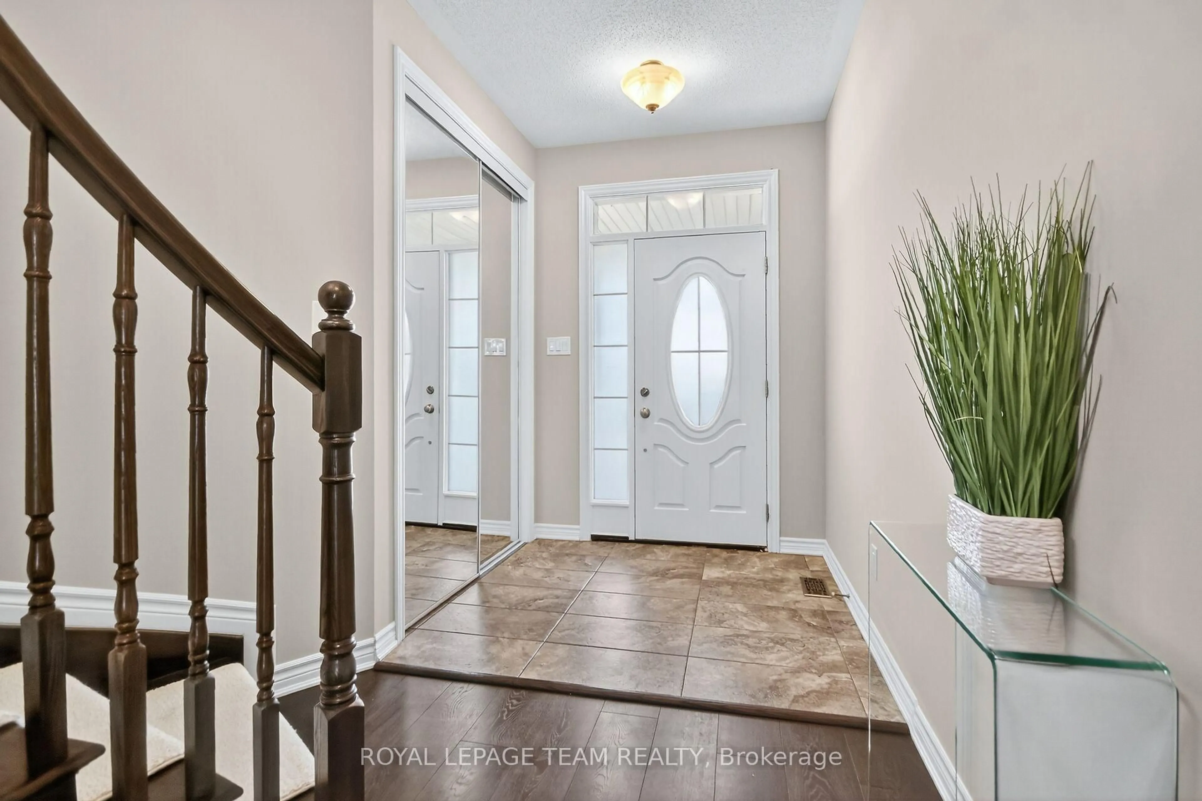 Indoor entryway for 939 Whimbrel Way, Ottawa Ontario K2J 6C5