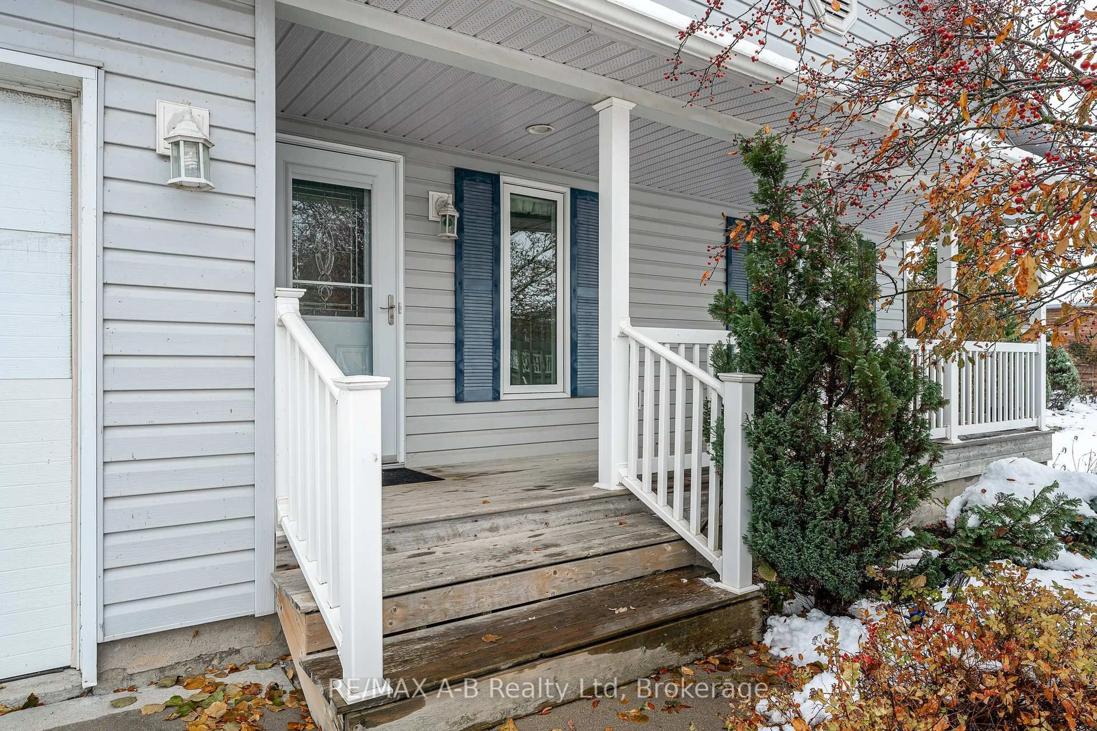 Indoor entryway for 30 Ann St #32, St. Marys Ontario N4X 1C8