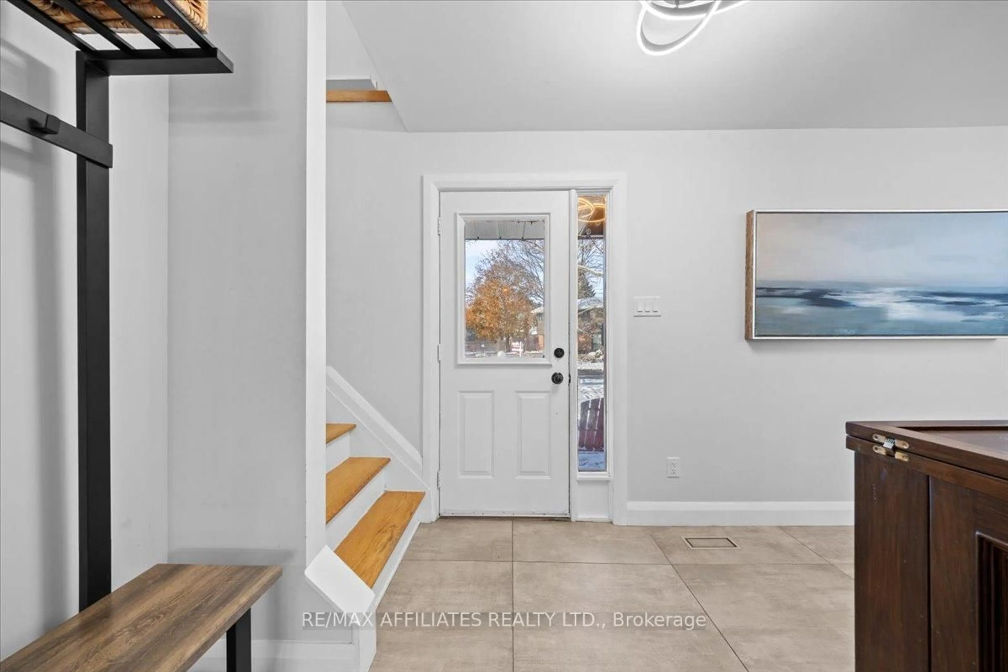 Indoor entryway for 7 Gagnon Crt, Ottawa Ontario K2K 1A7