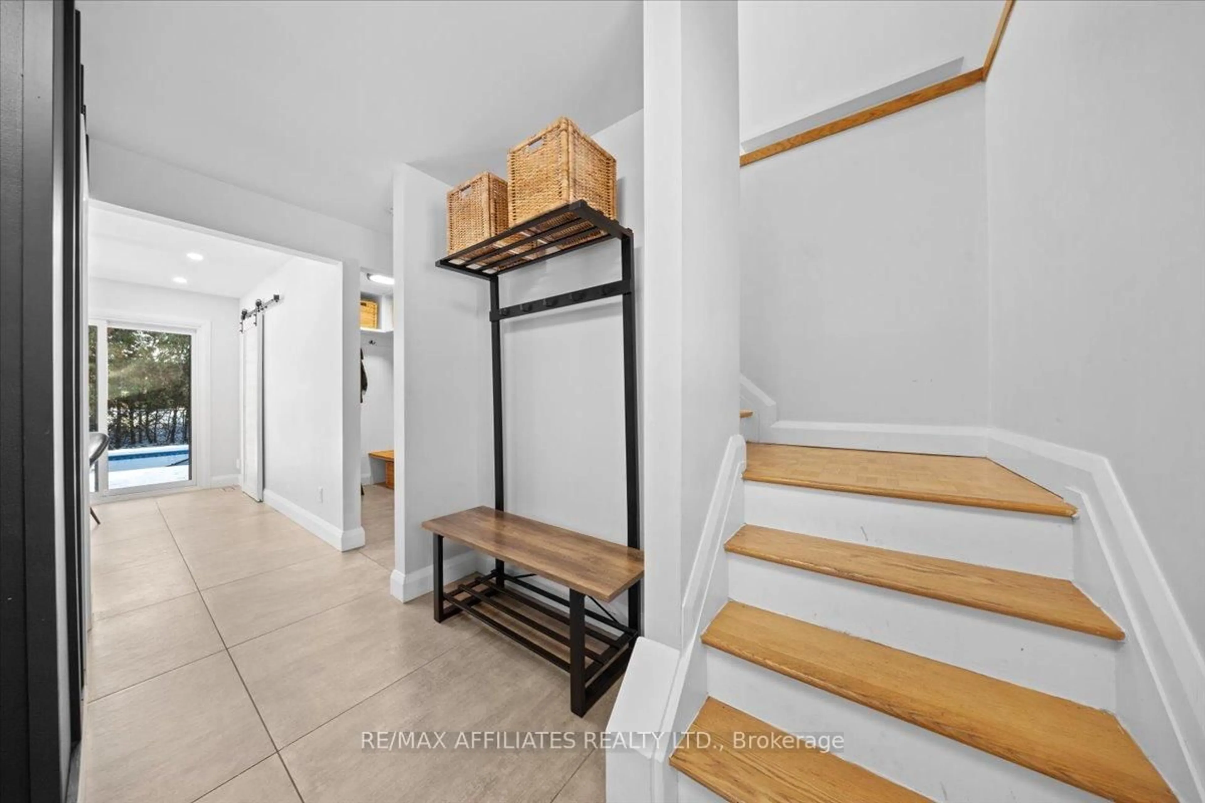 Indoor entryway for 7 Gagnon Crt, Ottawa Ontario K2K 1A7