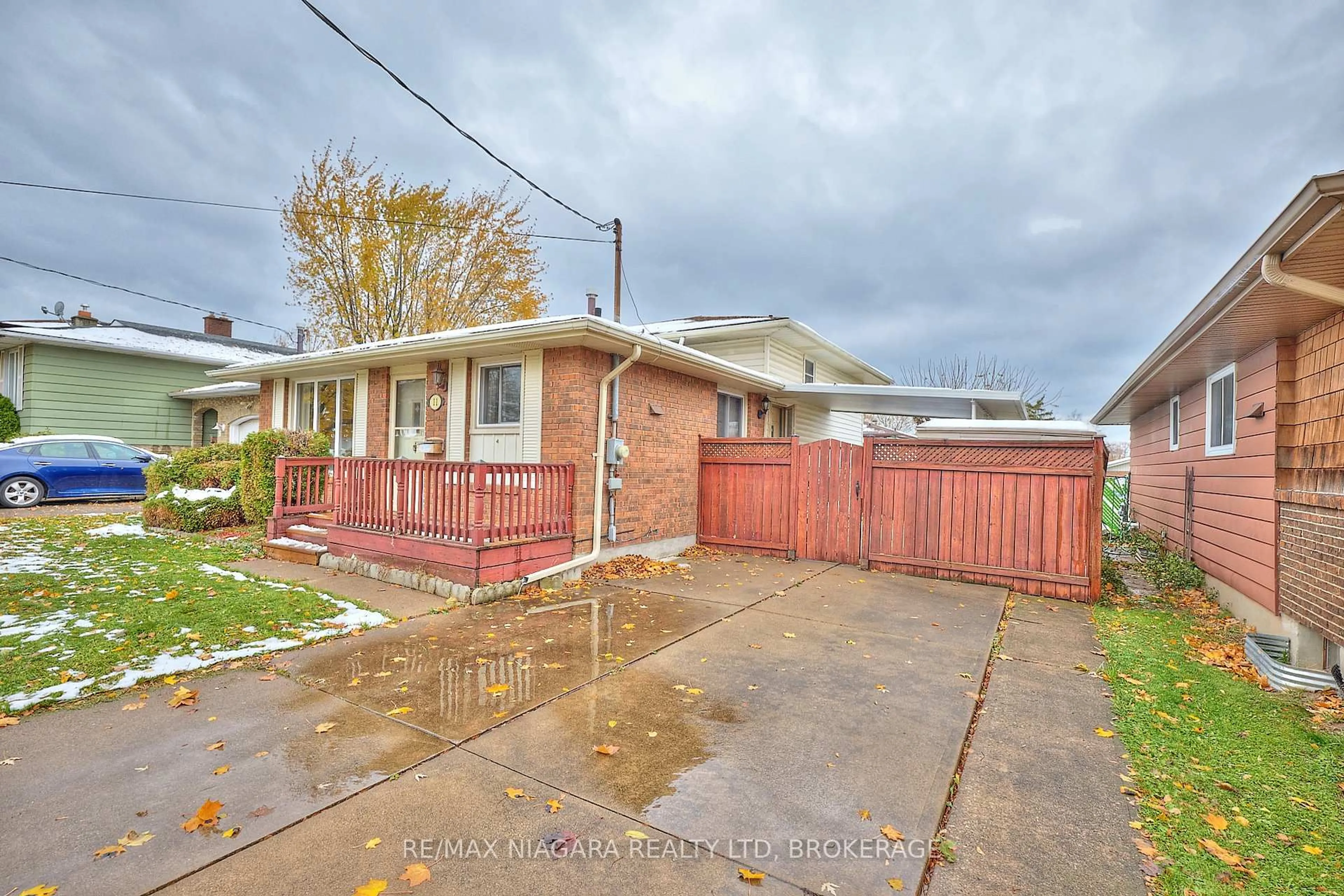 A pic from outside/outdoor area/front of a property/back of a property/a pic from drone, street for 11 Stonegate Dr, St. Catharines Ontario L2P 3K9