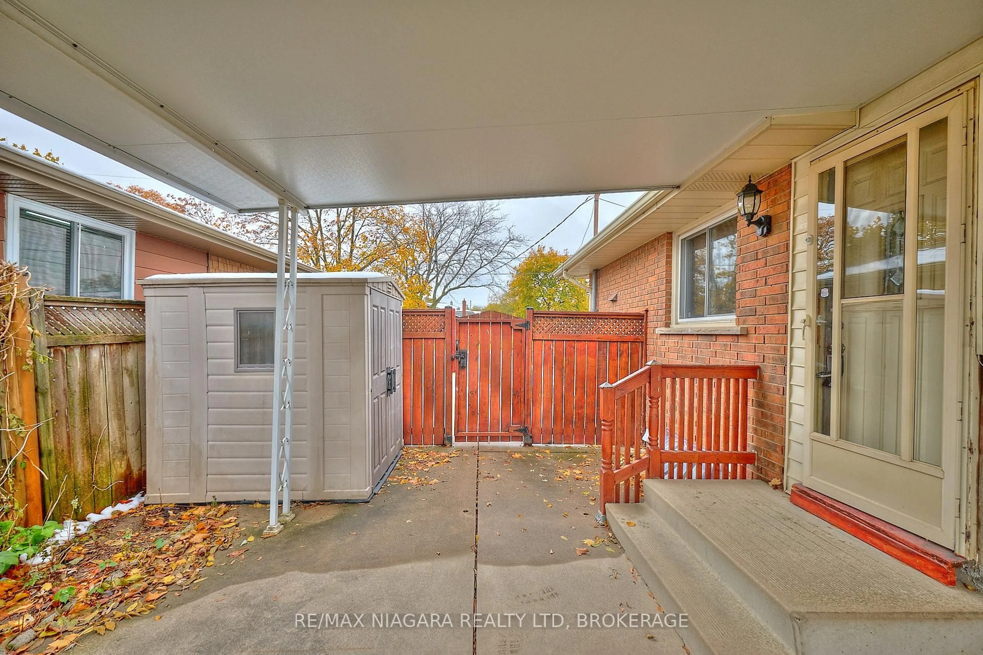 Patio, street for 11 Stonegate Dr, St. Catharines Ontario L2P 3K9