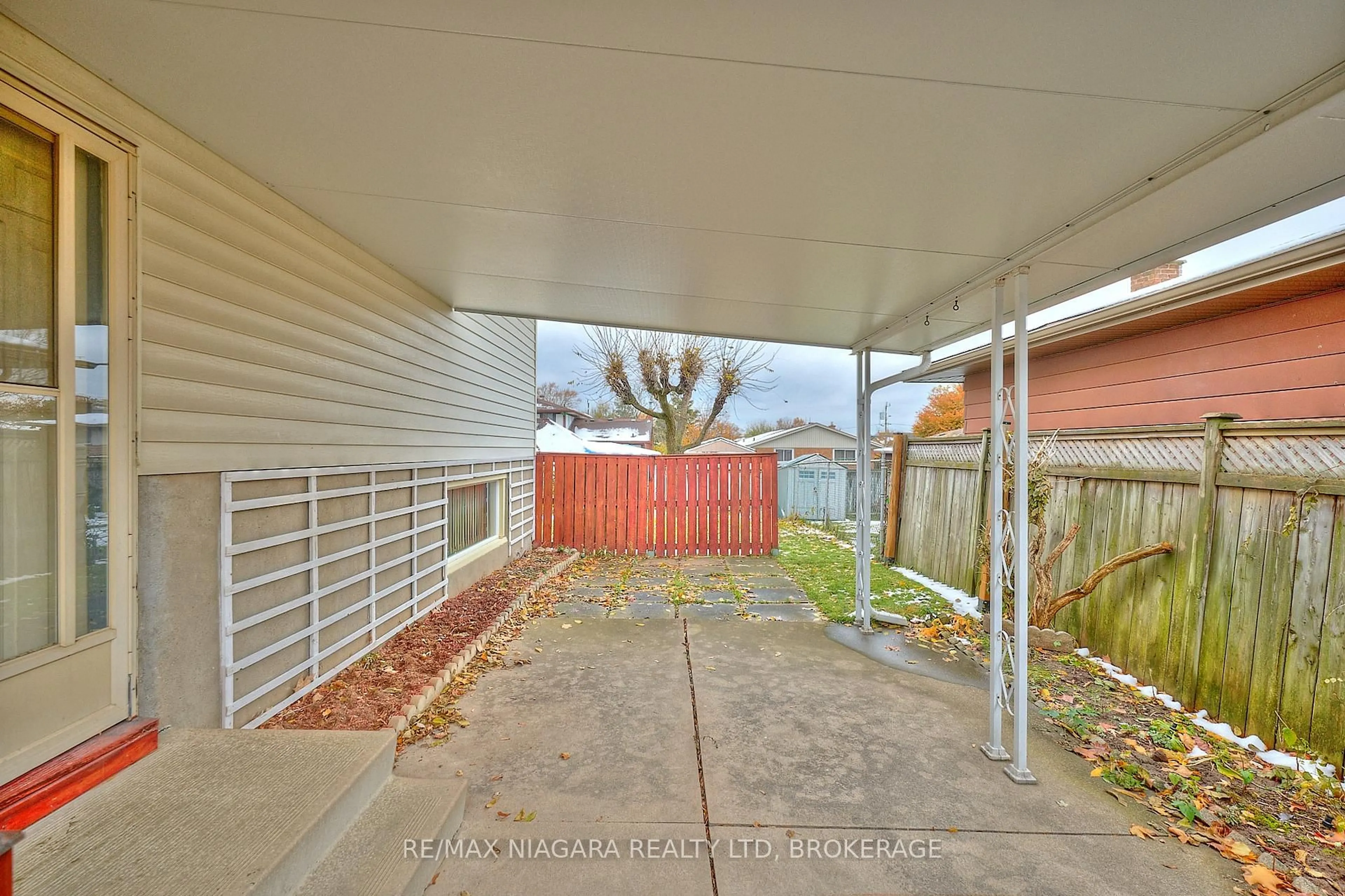 Patio, street for 11 Stonegate Dr, St. Catharines Ontario L2P 3K9