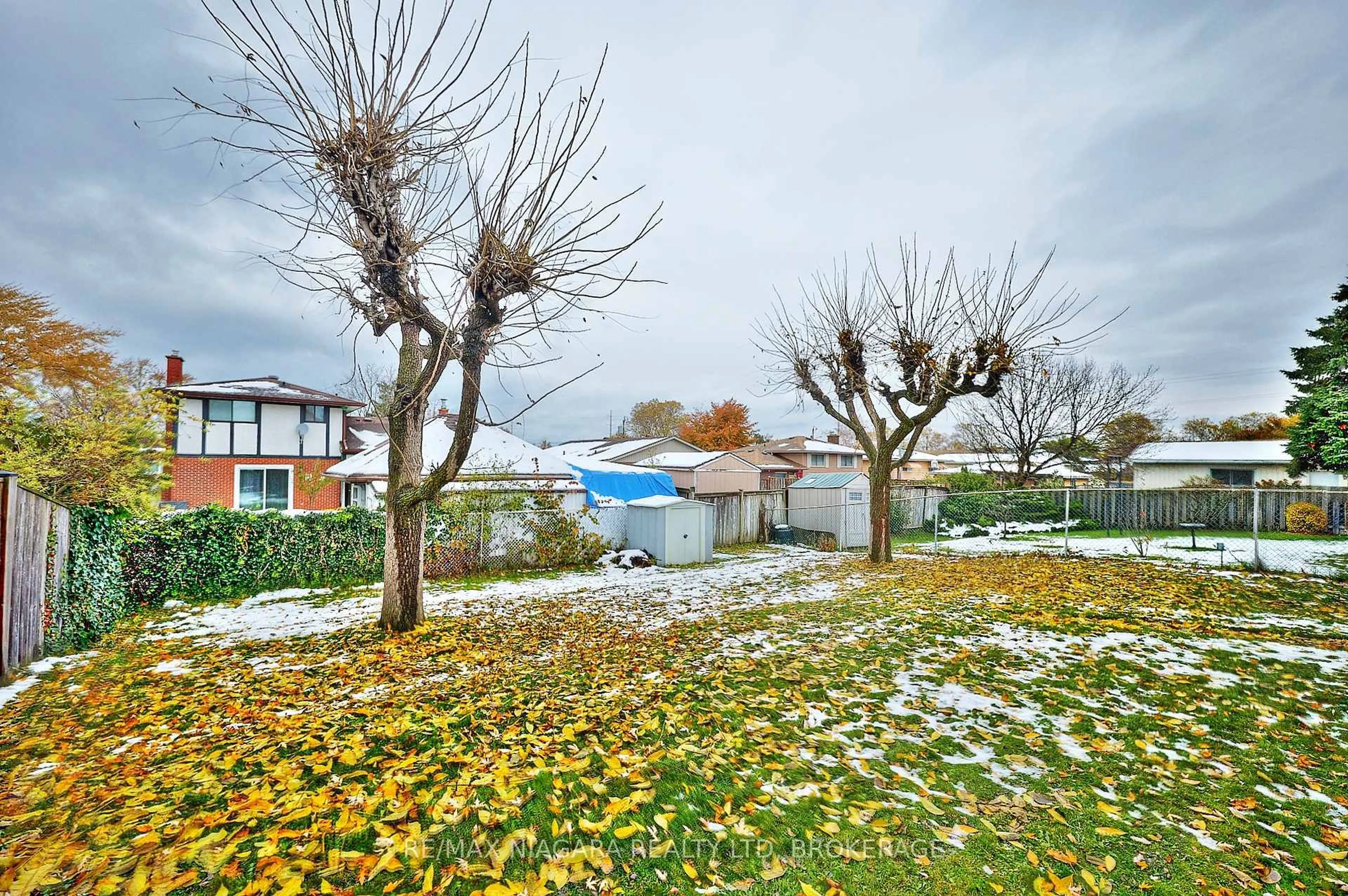 Patio, street for 11 Stonegate Dr, St. Catharines Ontario L2P 3K9