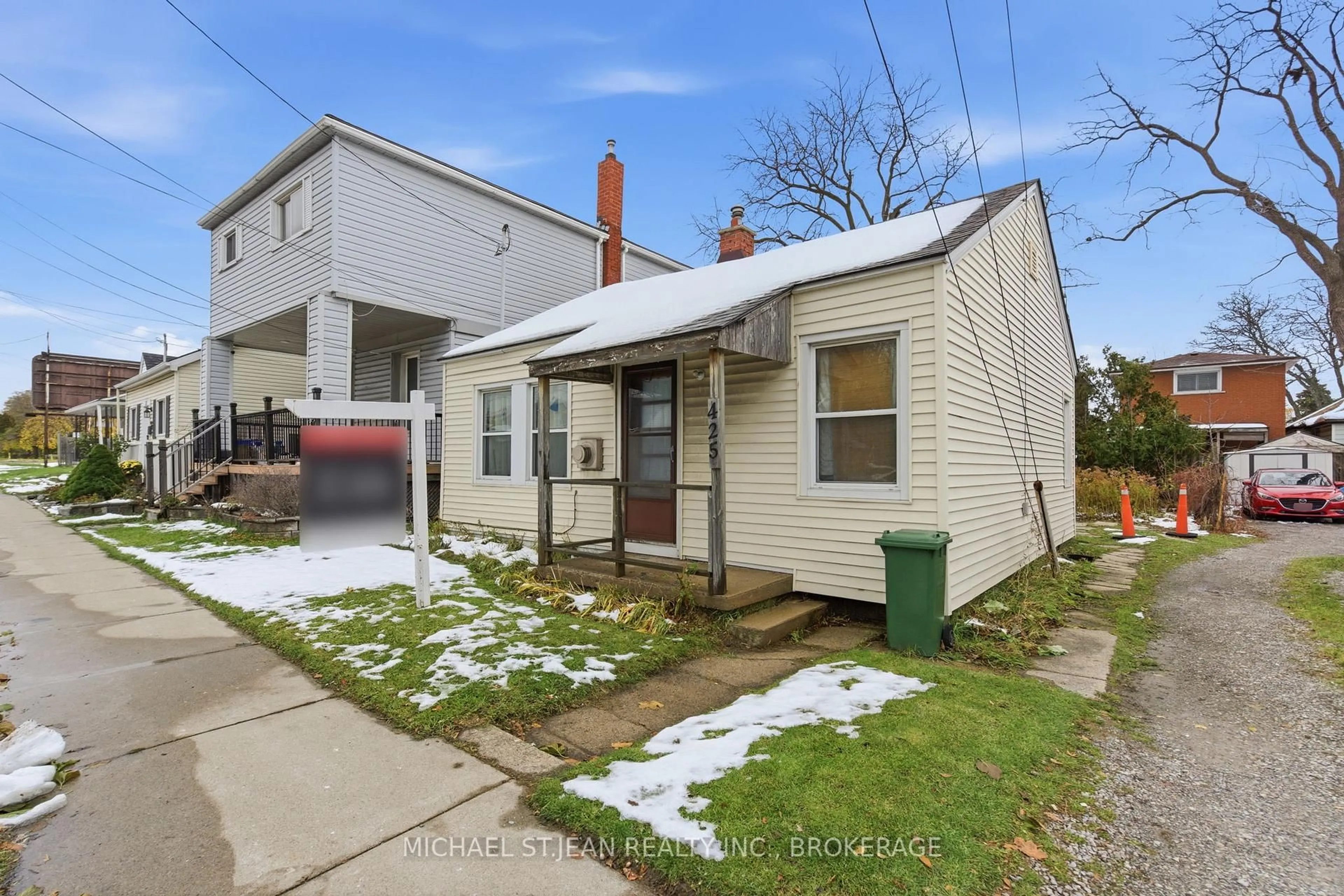 A pic from outside/outdoor area/front of a property/back of a property/a pic from drone, street for 425 Upper Sherman Ave, Hamilton Ontario L8V 3L4