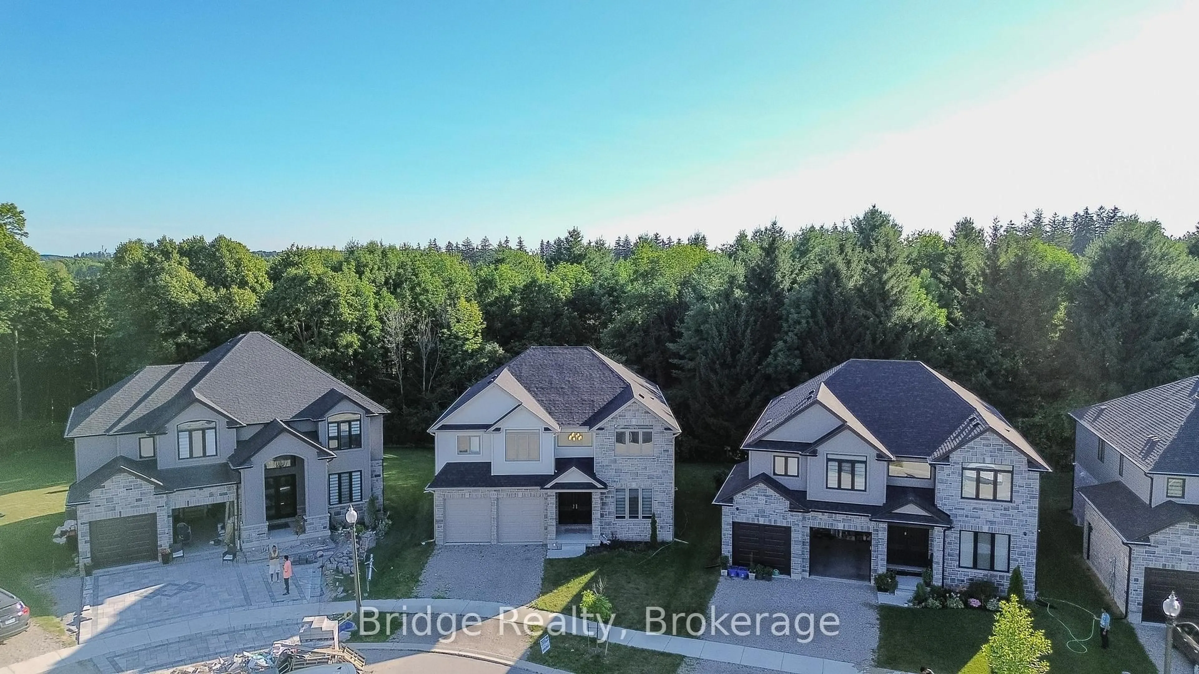 A pic from outside/outdoor area/front of a property/back of a property/a pic from drone, unknown for 133 Birdie Crt, Woodstock Ontario N4T 0N3