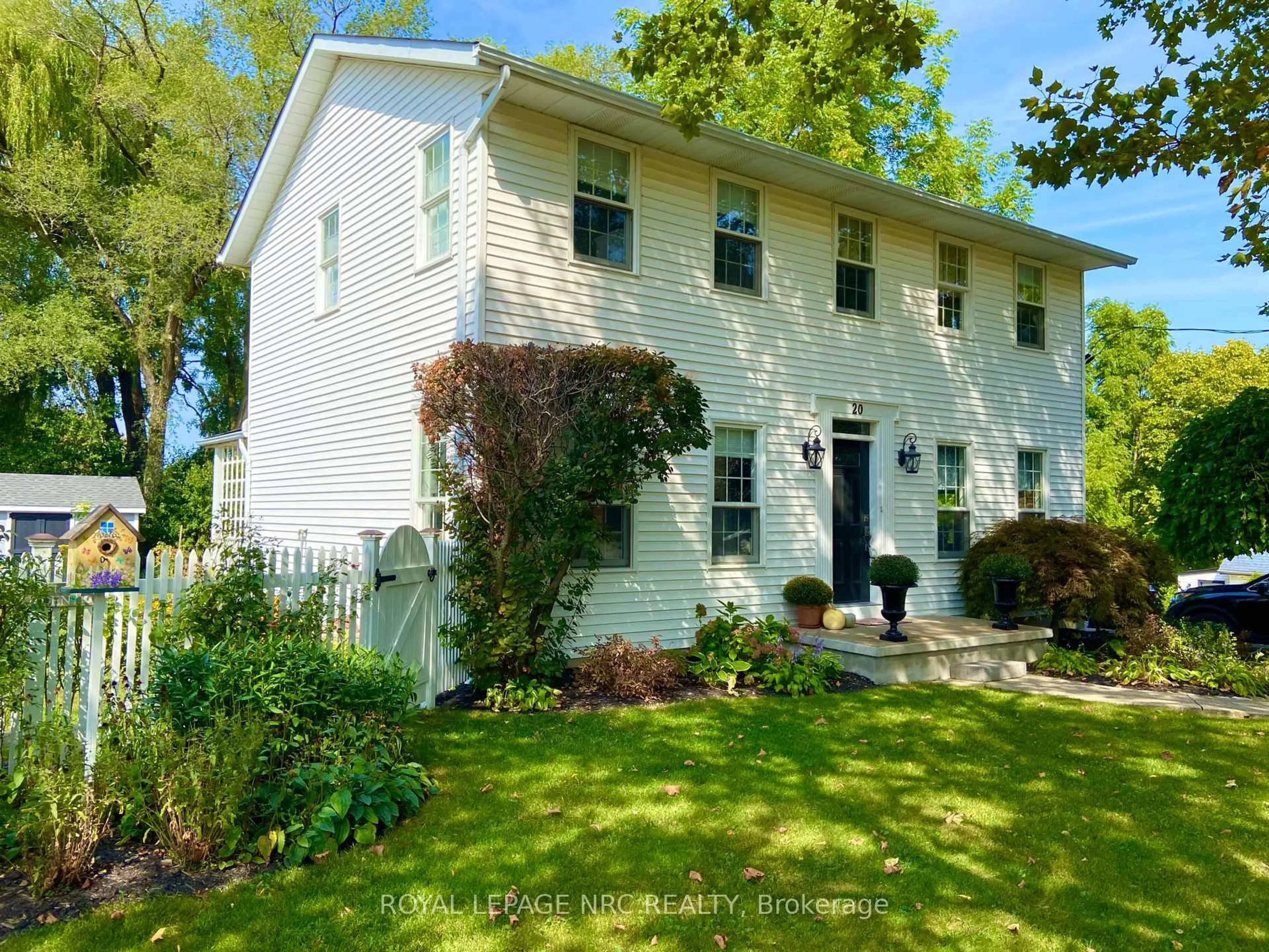 Home with vinyl exterior material, street for 20 Dumfries St, Niagara-on-the-Lake Ontario L0S 1J0