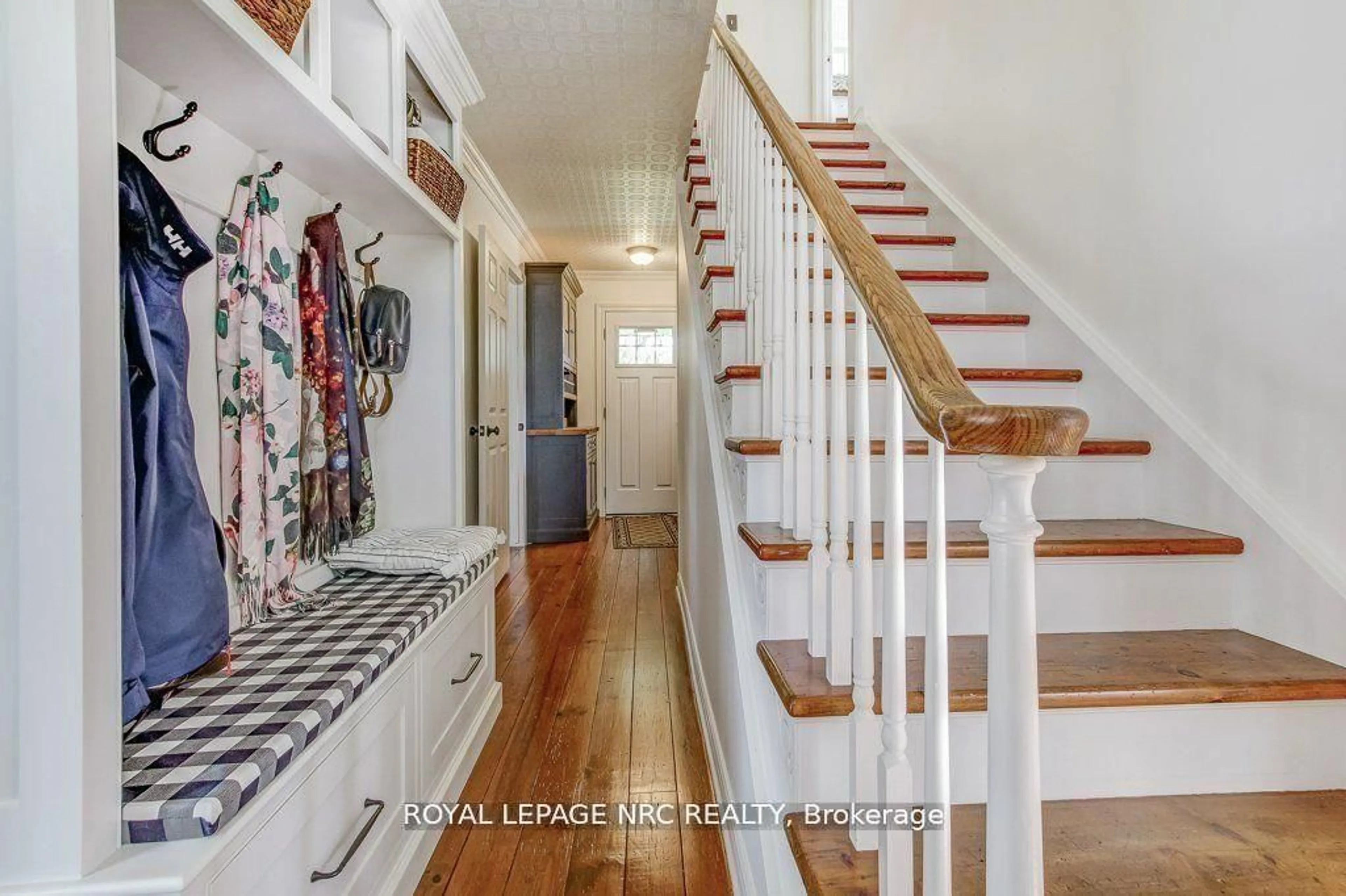 Indoor entryway for 20 Dumfries St, Niagara-on-the-Lake Ontario L0S 1J0