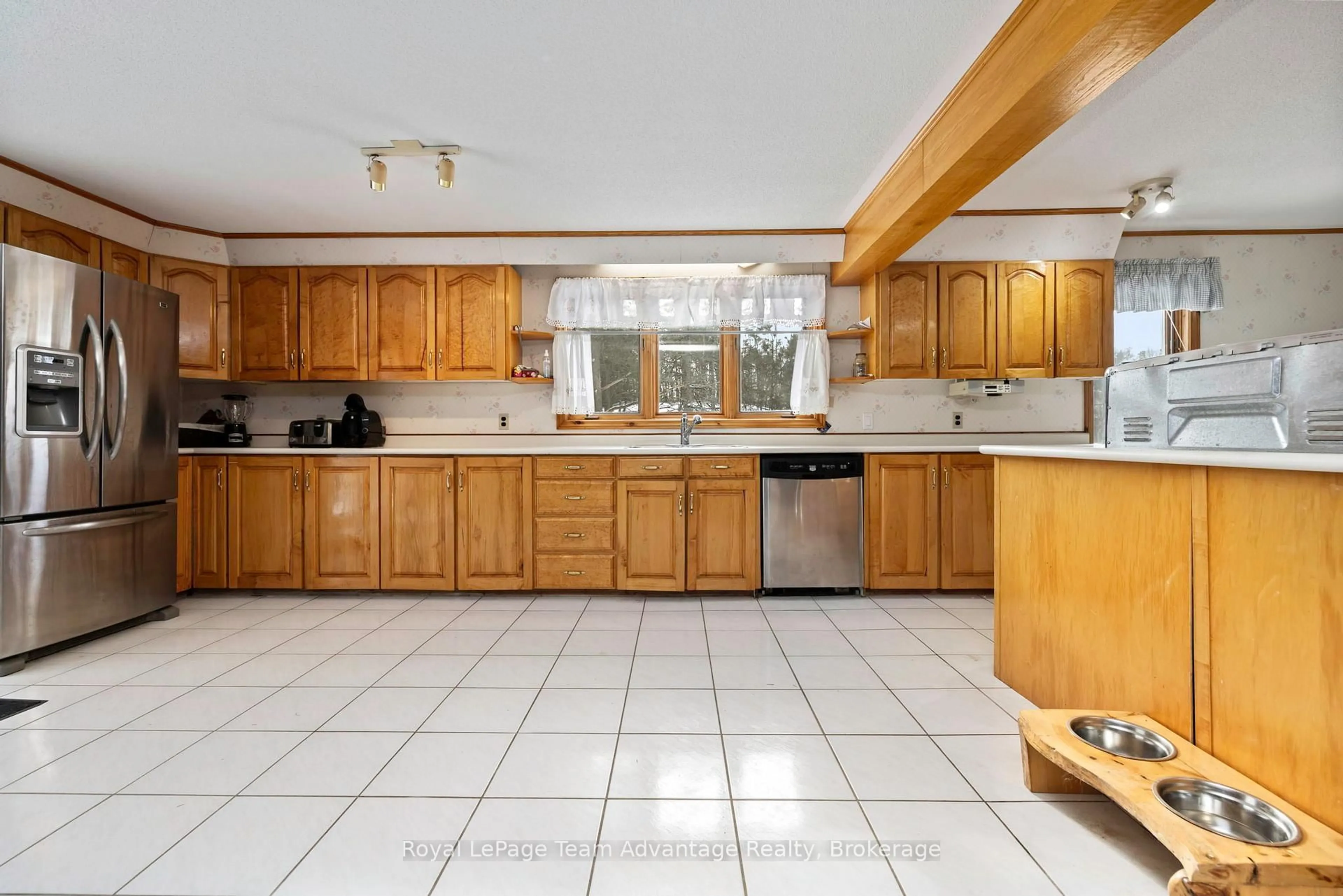 Open concept kitchen, ceramic/tile floor for 25 Maple St, Seguin Ontario P0C 1J0