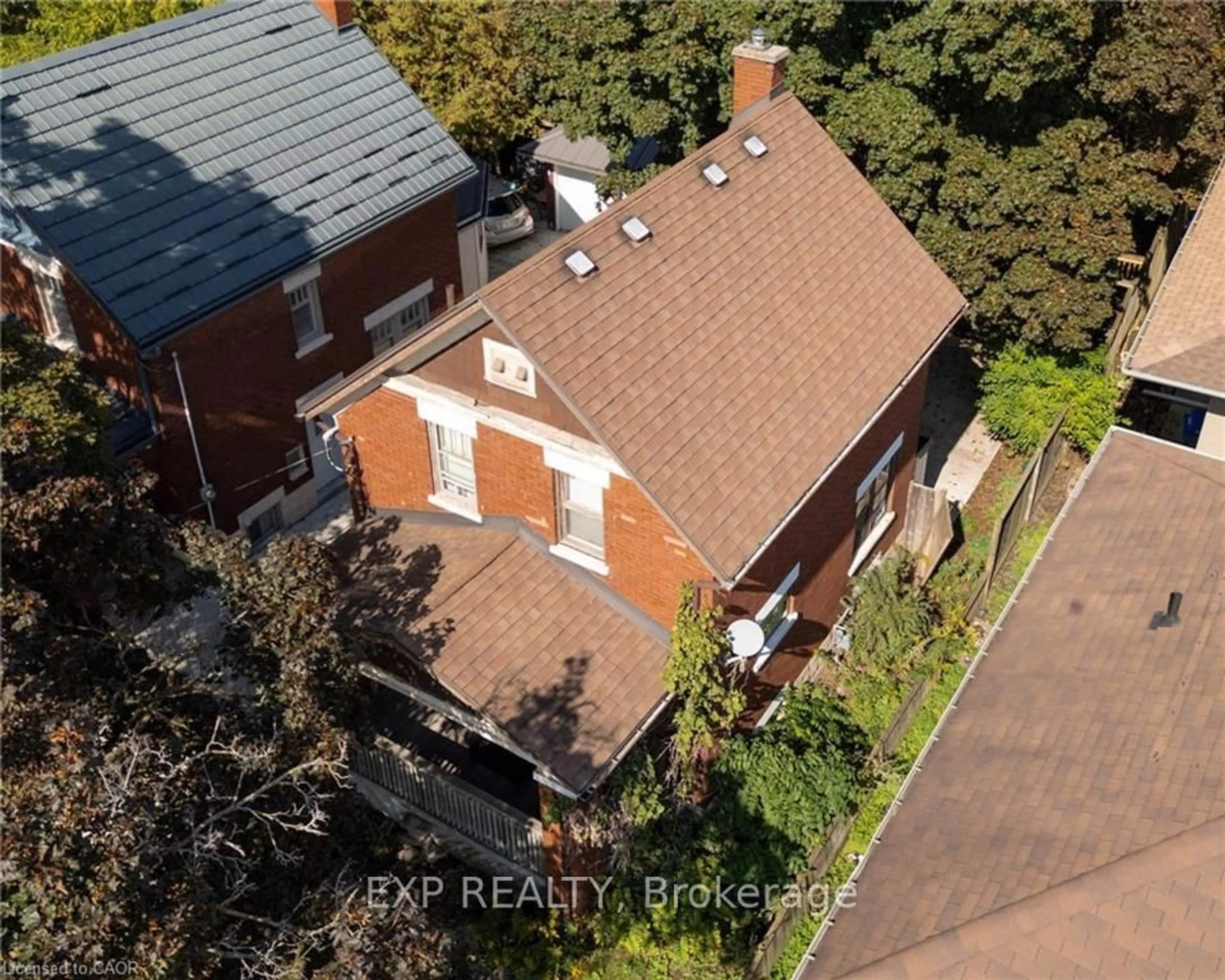 A pic from outside/outdoor area/front of a property/back of a property/a pic from drone, street for 50 Walnut St, Kitchener Ontario N2G 1P6