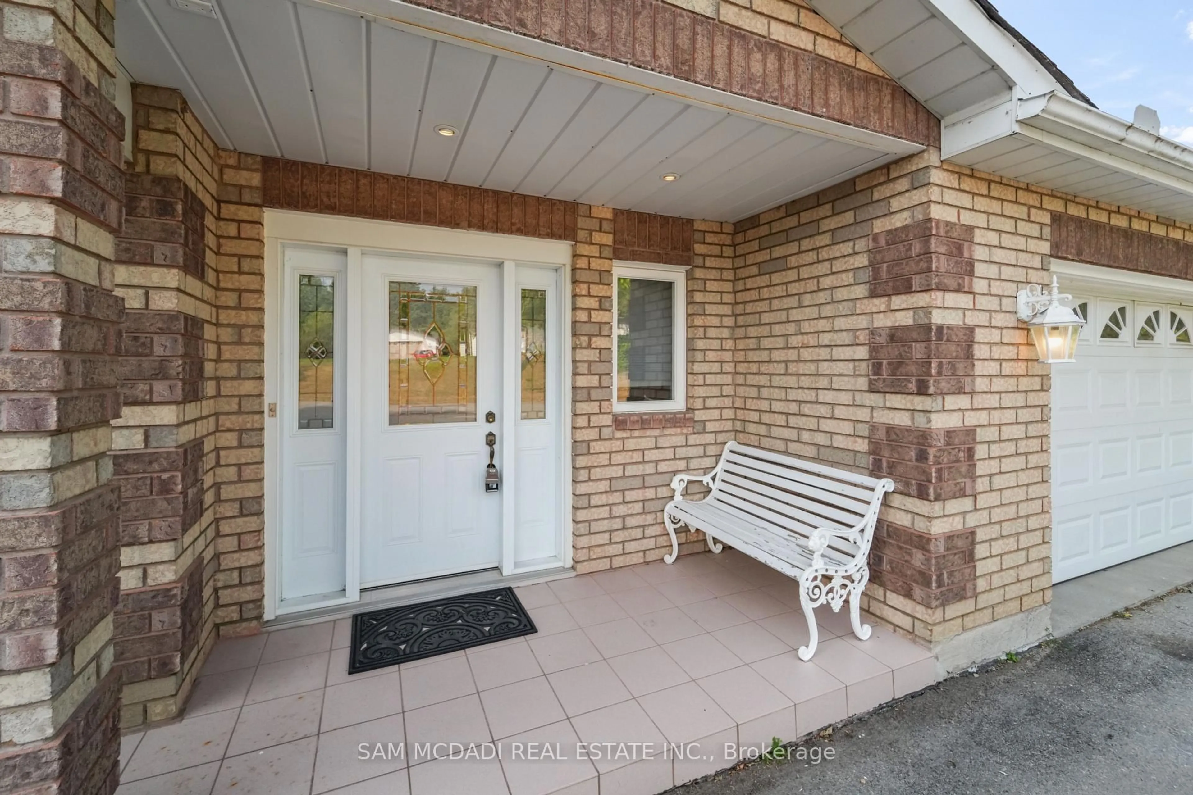 Indoor entryway for 84 Maryland Dr, Selwyn Ontario K9J 6X3