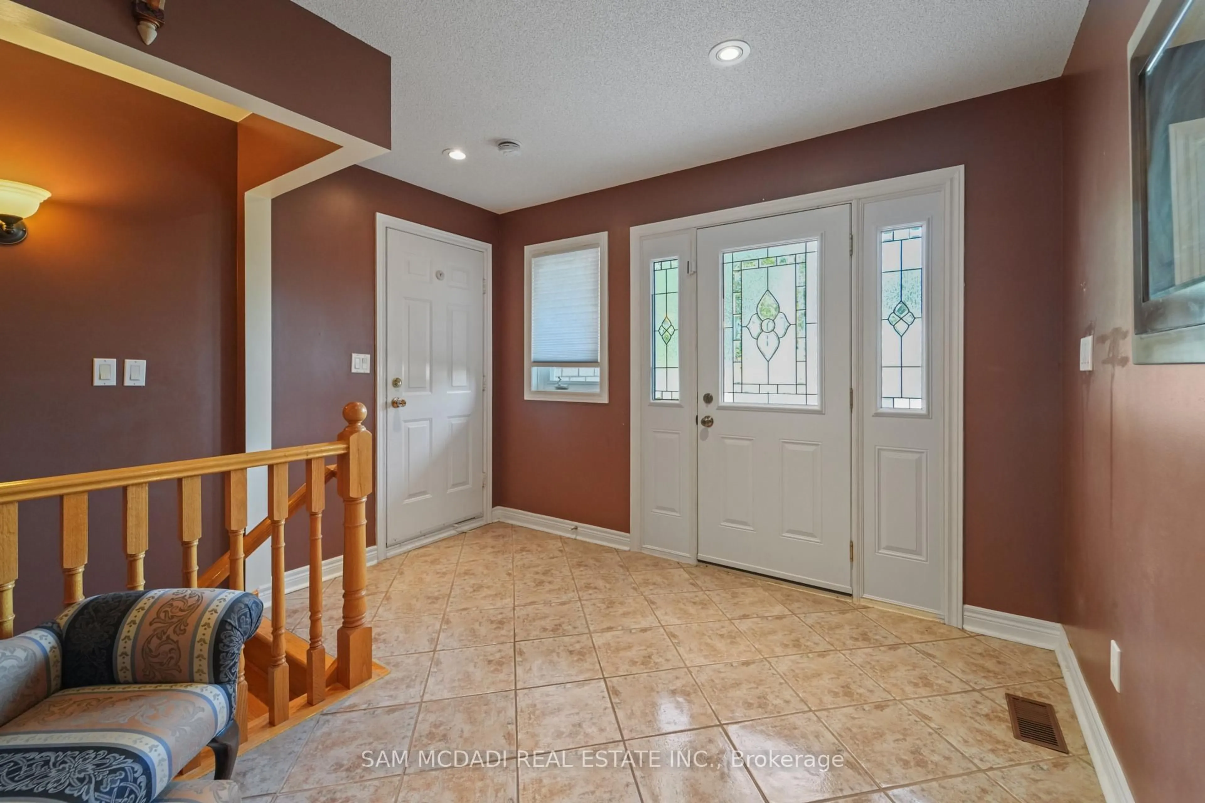 Indoor entryway for 84 Maryland Dr, Selwyn Ontario K9J 6X3