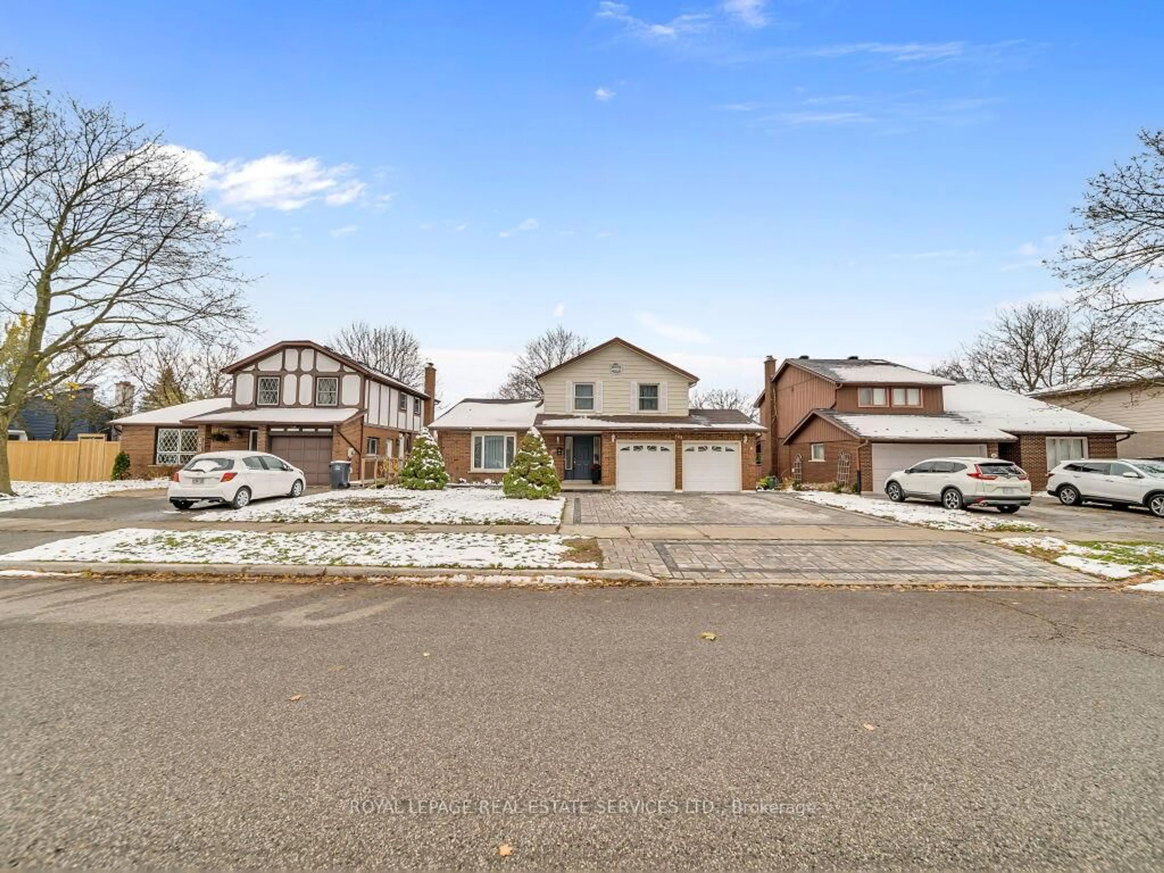 A pic from outside/outdoor area/front of a property/back of a property/a pic from drone, street for 305 IRONWOOD Rd, Guelph Ontario N1G 3G2