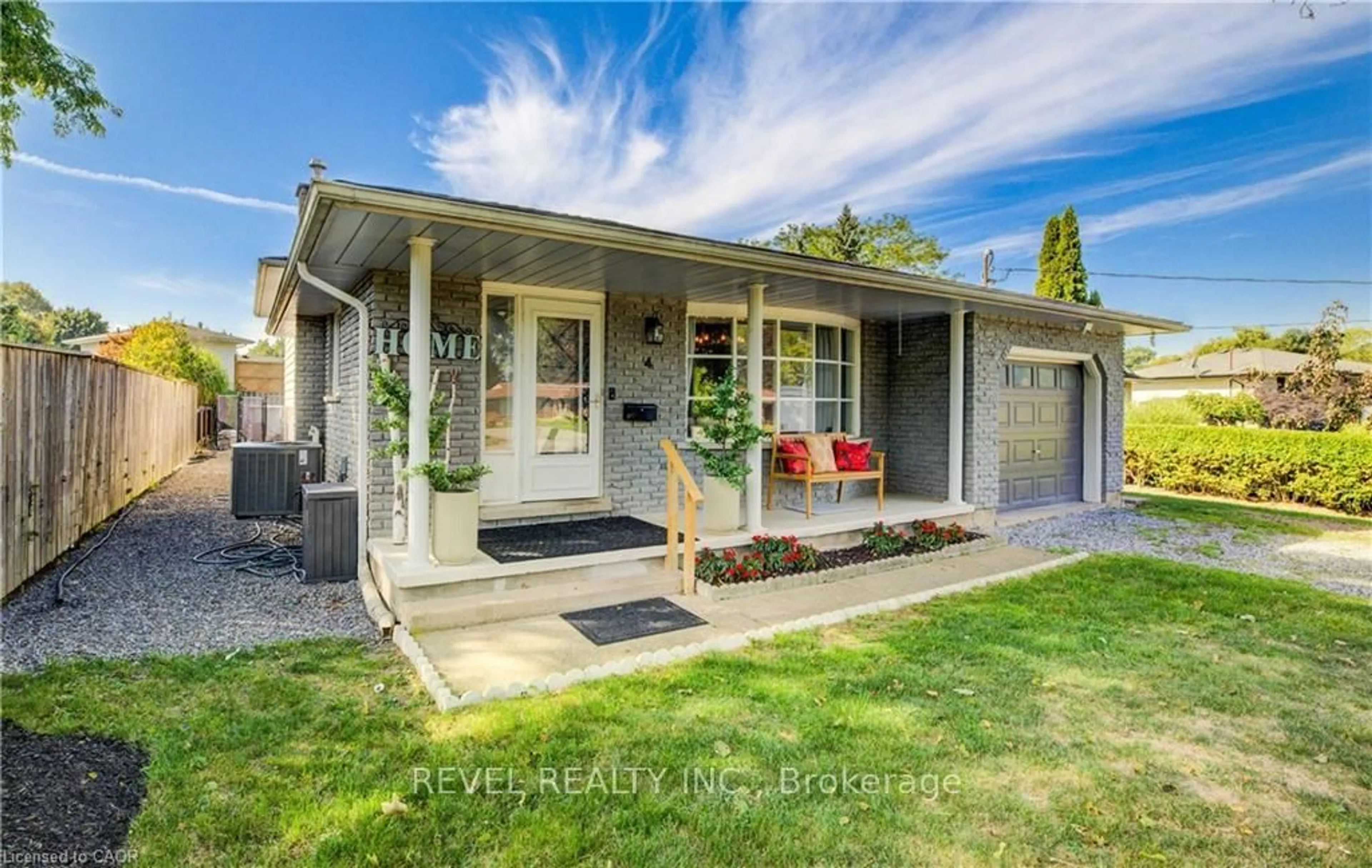 Home with vinyl exterior material, street for 4 Jill Crt, St. Catharines Ontario L2S 1A6