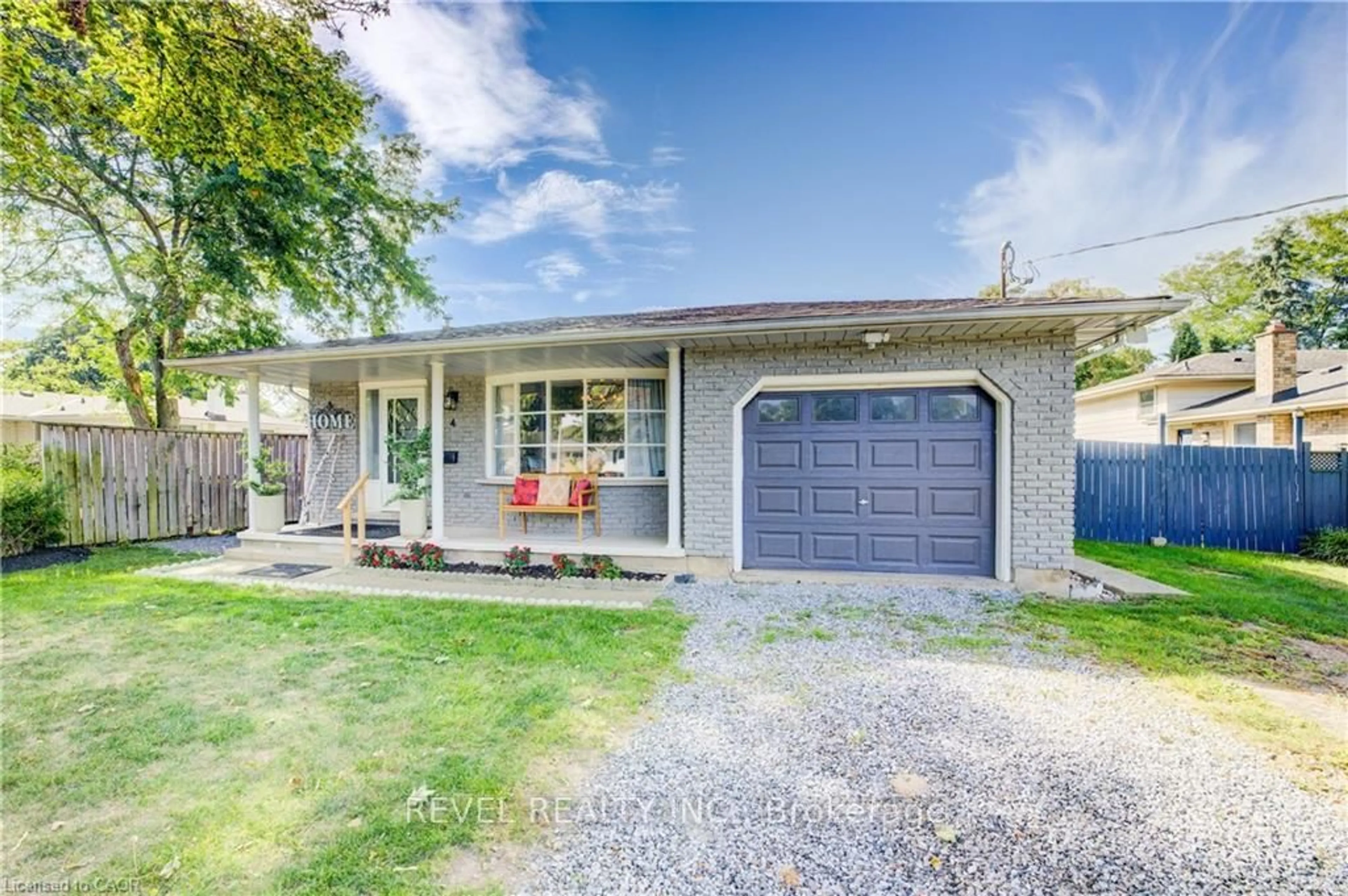 Home with vinyl exterior material, street for 4 Jill Crt, St. Catharines Ontario L2S 1A6