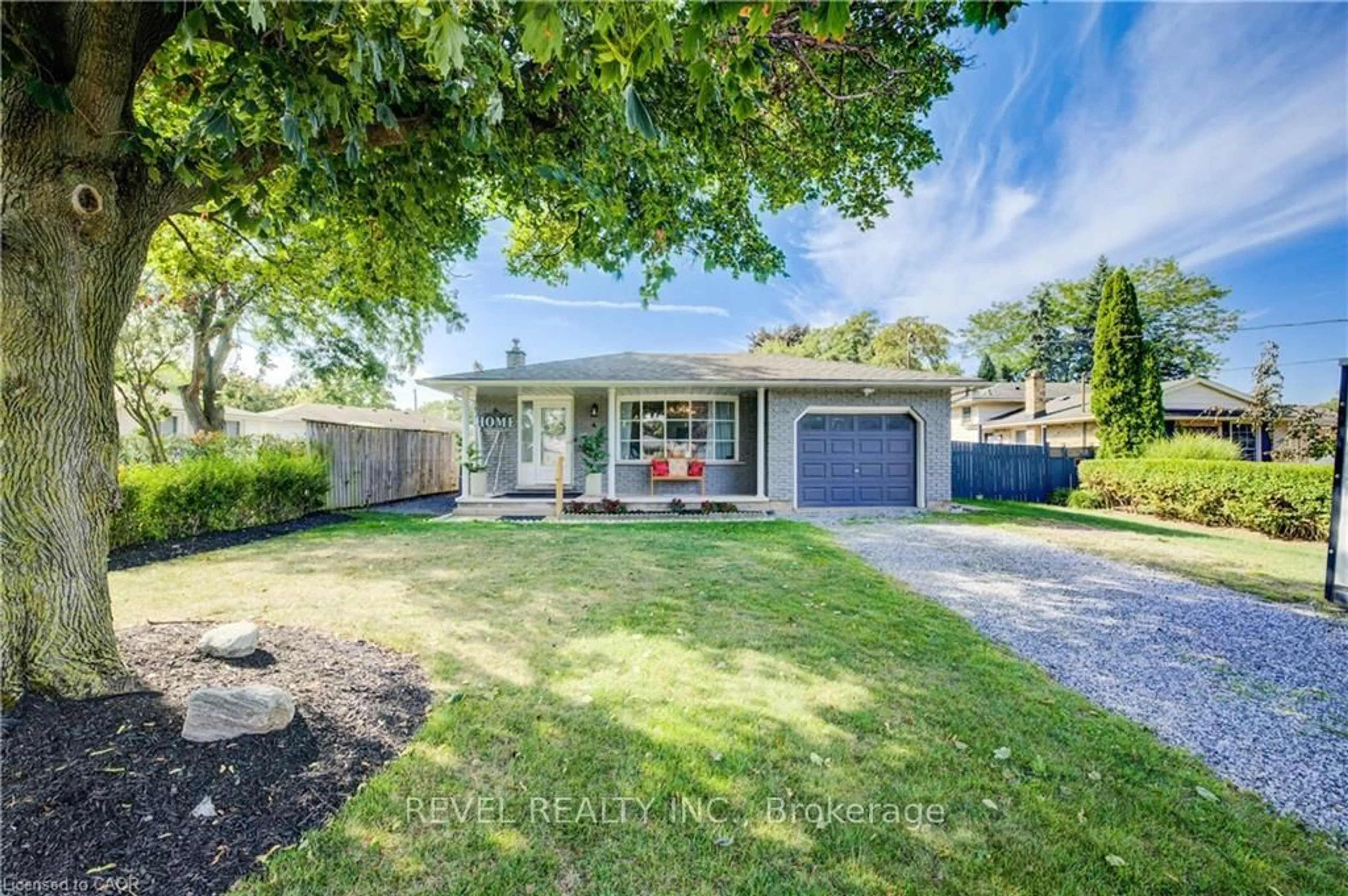 A pic from outside/outdoor area/front of a property/back of a property/a pic from drone, street for 4 Jill Crt, St. Catharines Ontario L2S 1A6