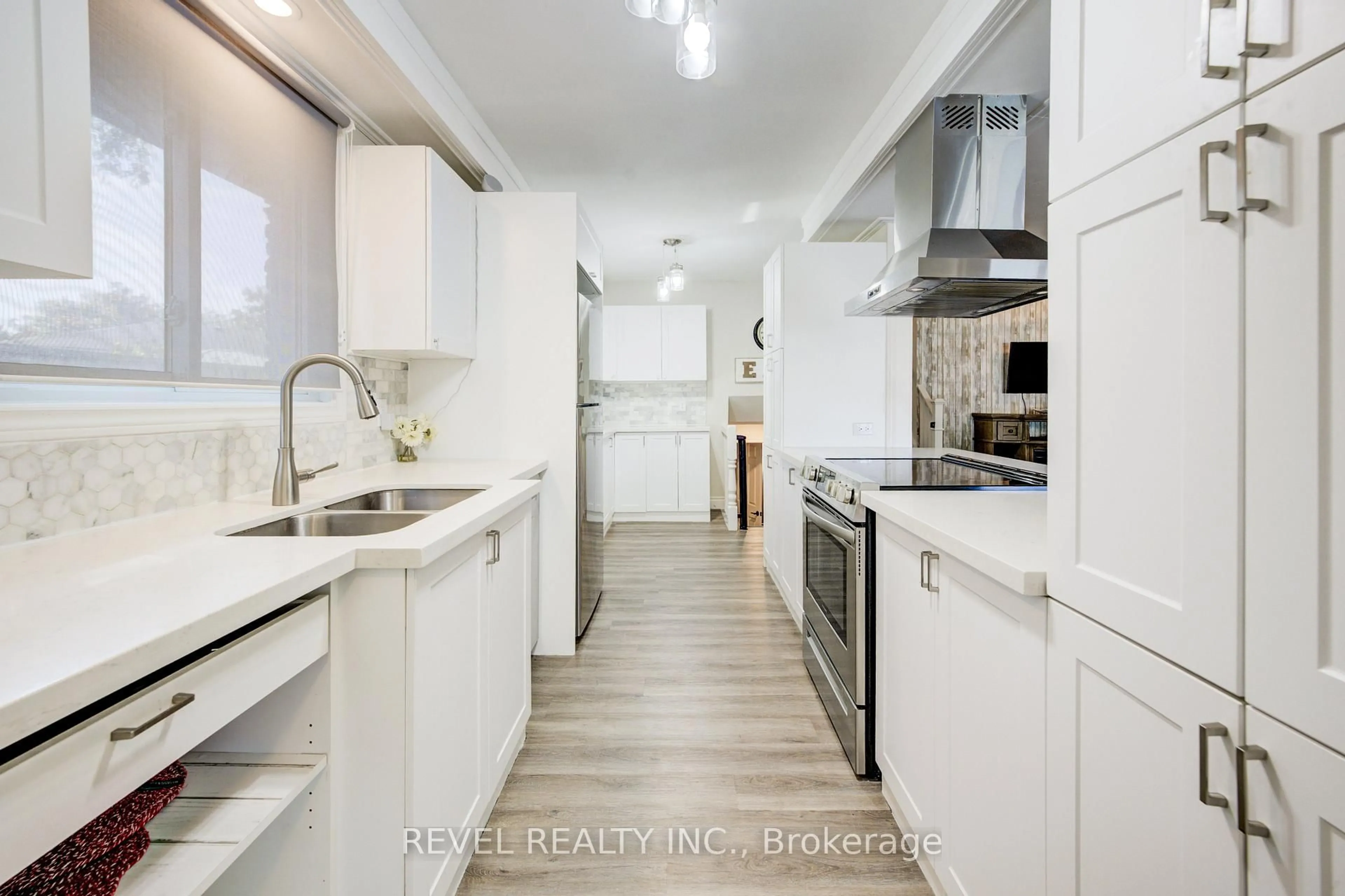 Contemporary kitchen, ceramic/tile floor for 4 Jill Crt, St. Catharines Ontario L2S 1A6