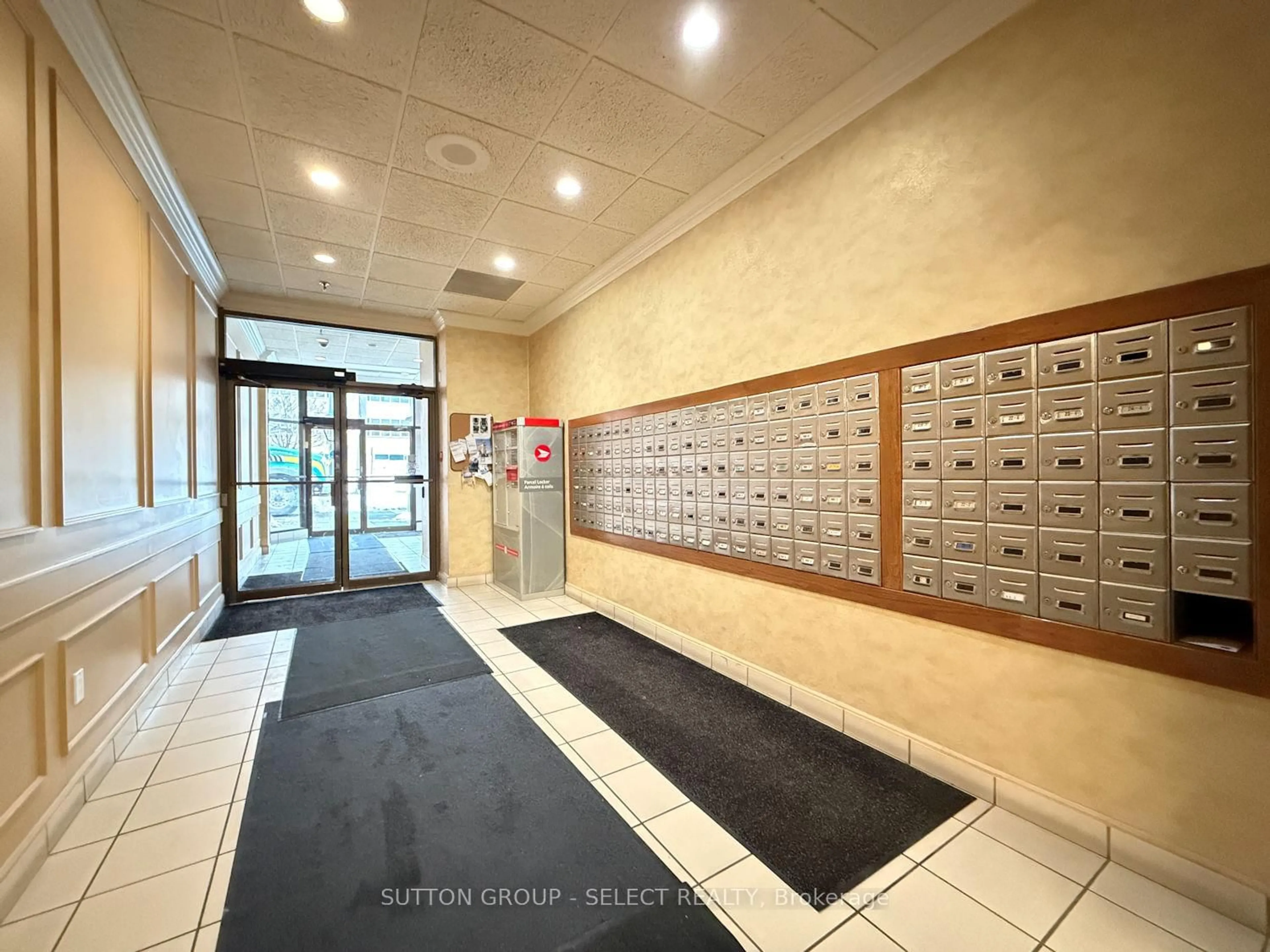 Indoor foyer for 389 Dundas St #1901, London East Ontario N6B 3L5