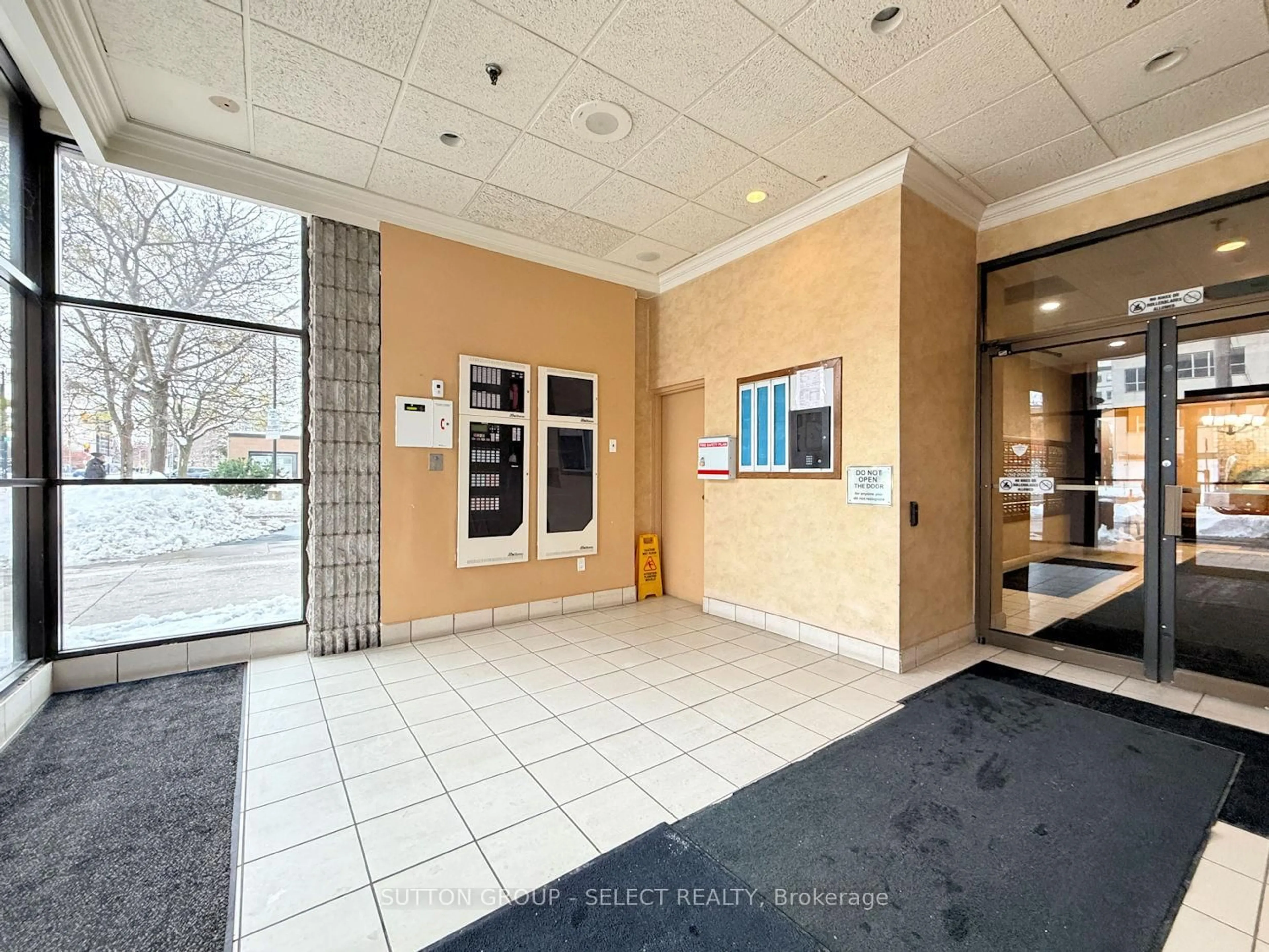 Indoor foyer for 389 Dundas St #1901, London East Ontario N6B 3L5