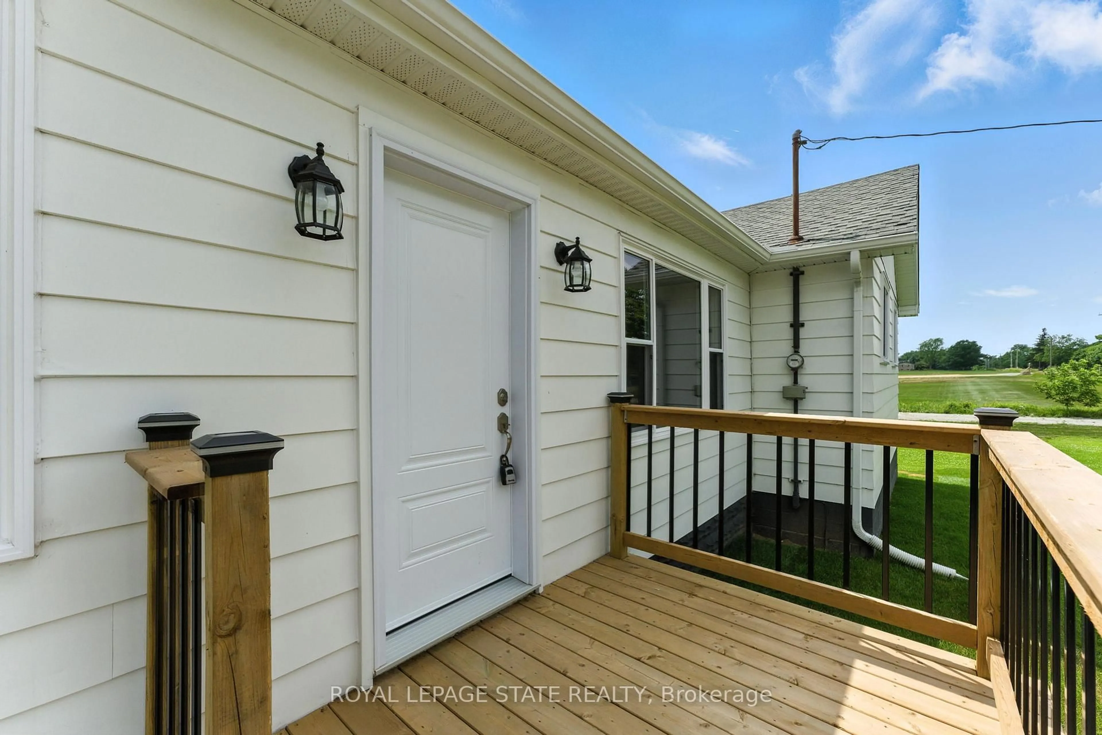 Home with vinyl exterior material, water/lake/river/ocean view for 7185 Airport Rd, Hamilton Ontario L0R 1W0