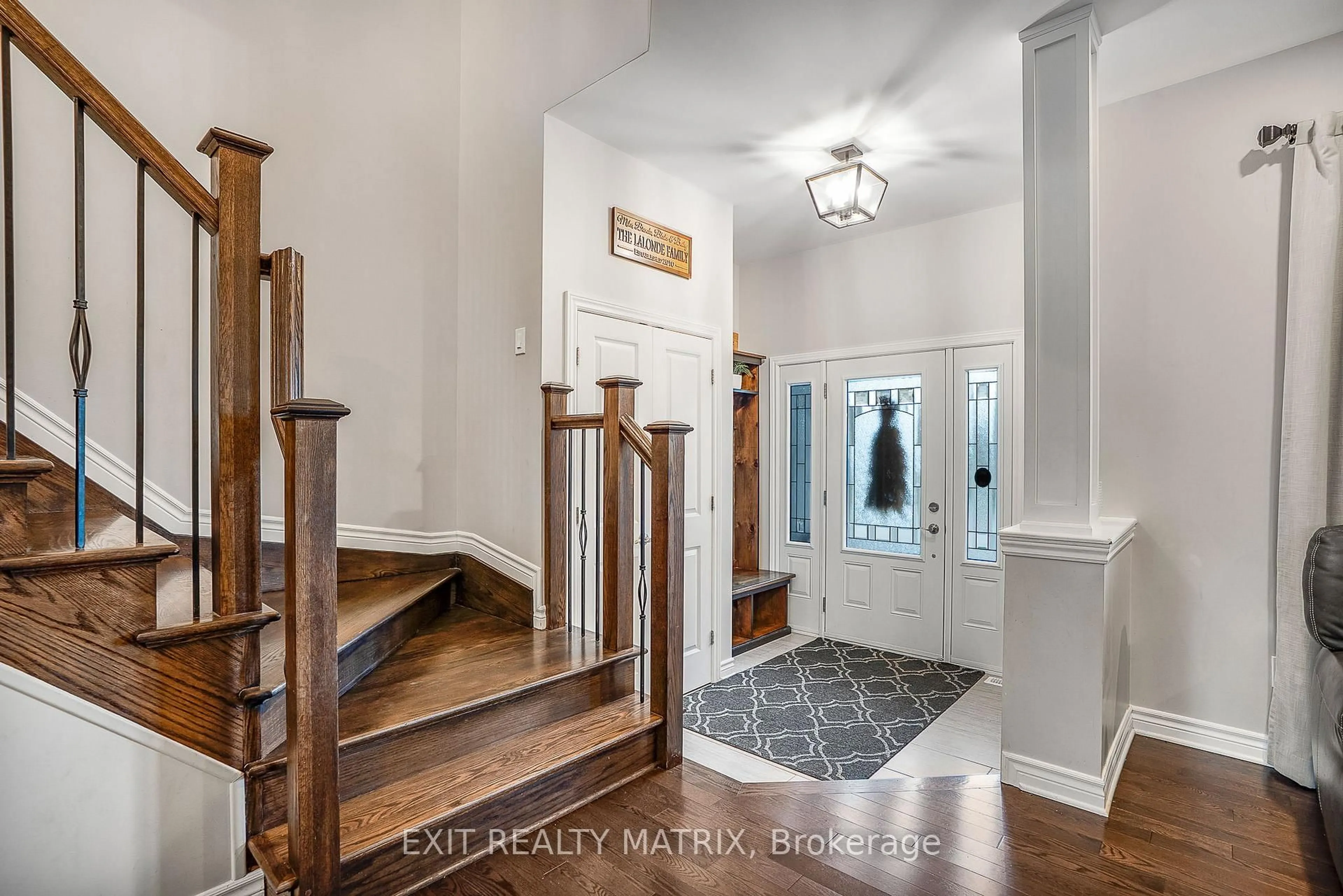 Indoor entryway for 301 Colmar St, Russell Ontario K0A 1W0