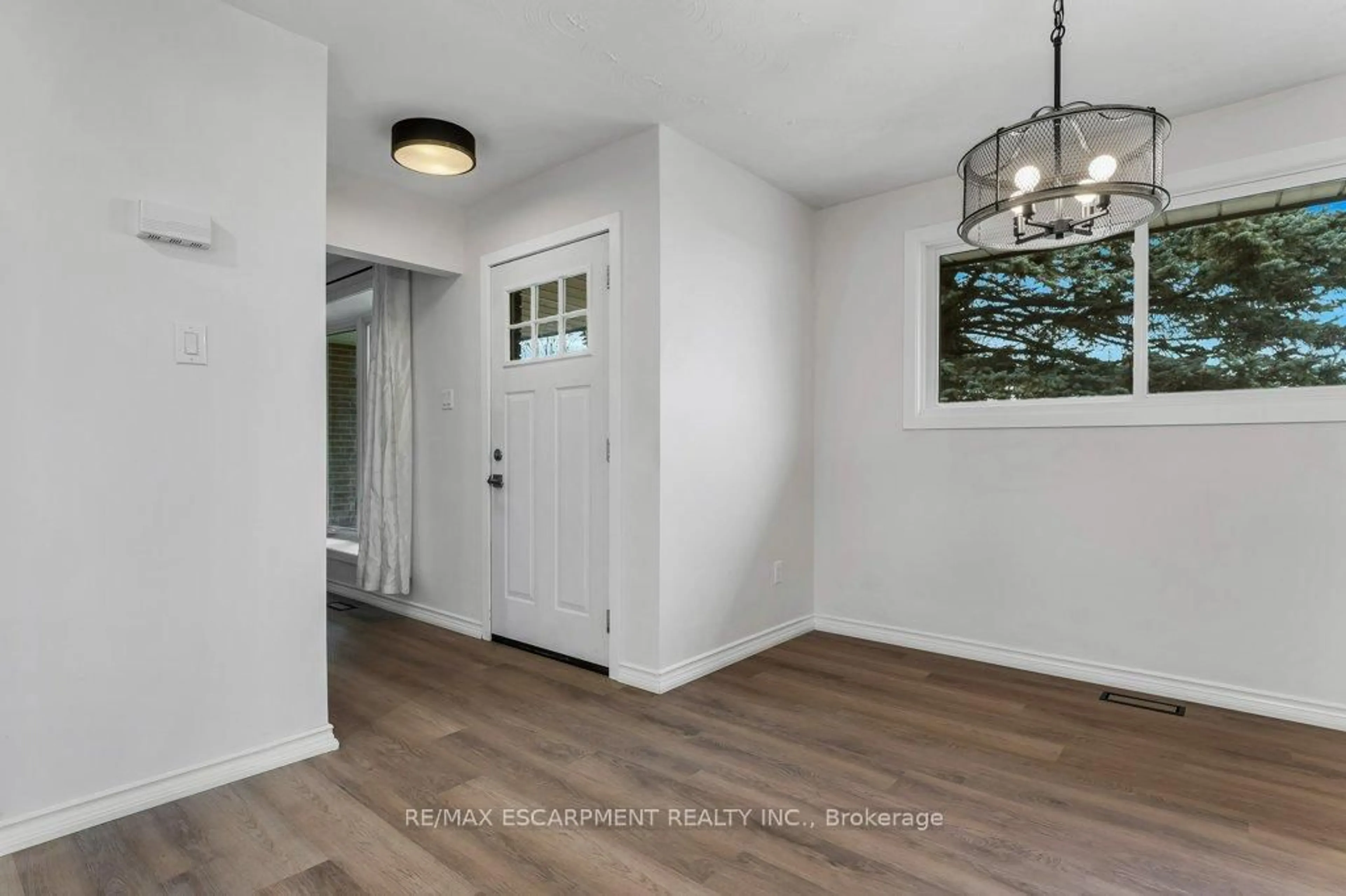 Indoor entryway for 14 Orchard Cres, Norfolk Ontario N0E 1Y0