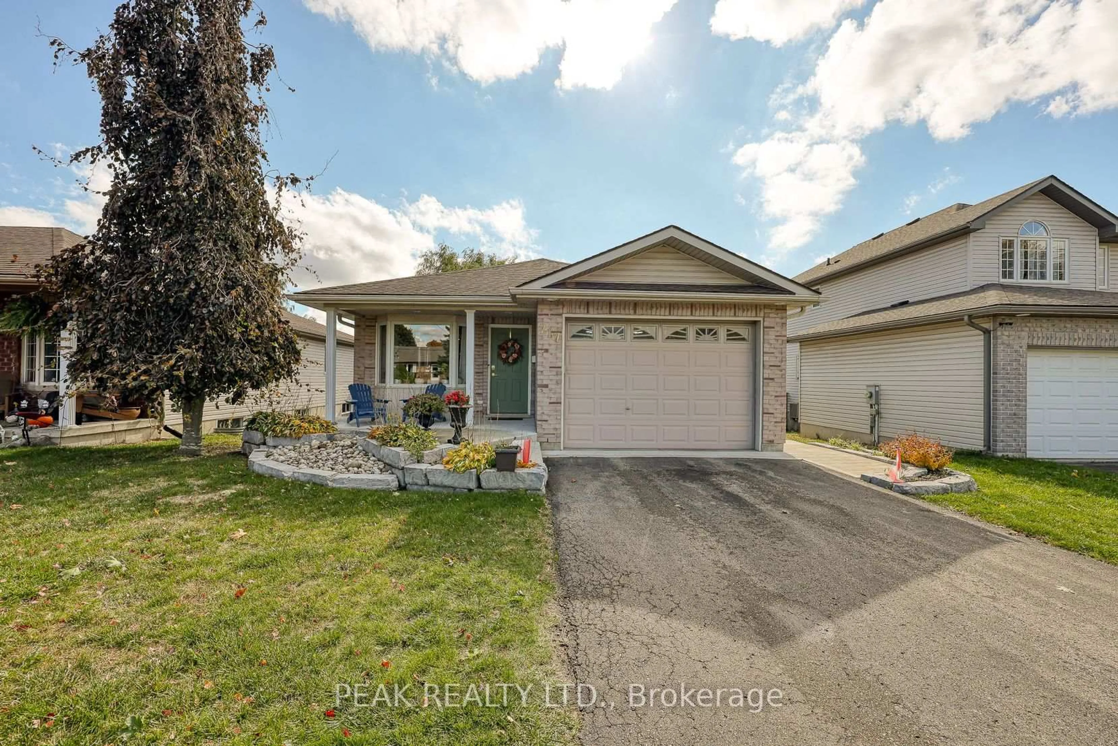 A pic from outside/outdoor area/front of a property/back of a property/a pic from drone, street for 217 North St, Tillsonburg Ontario N4G 1B8