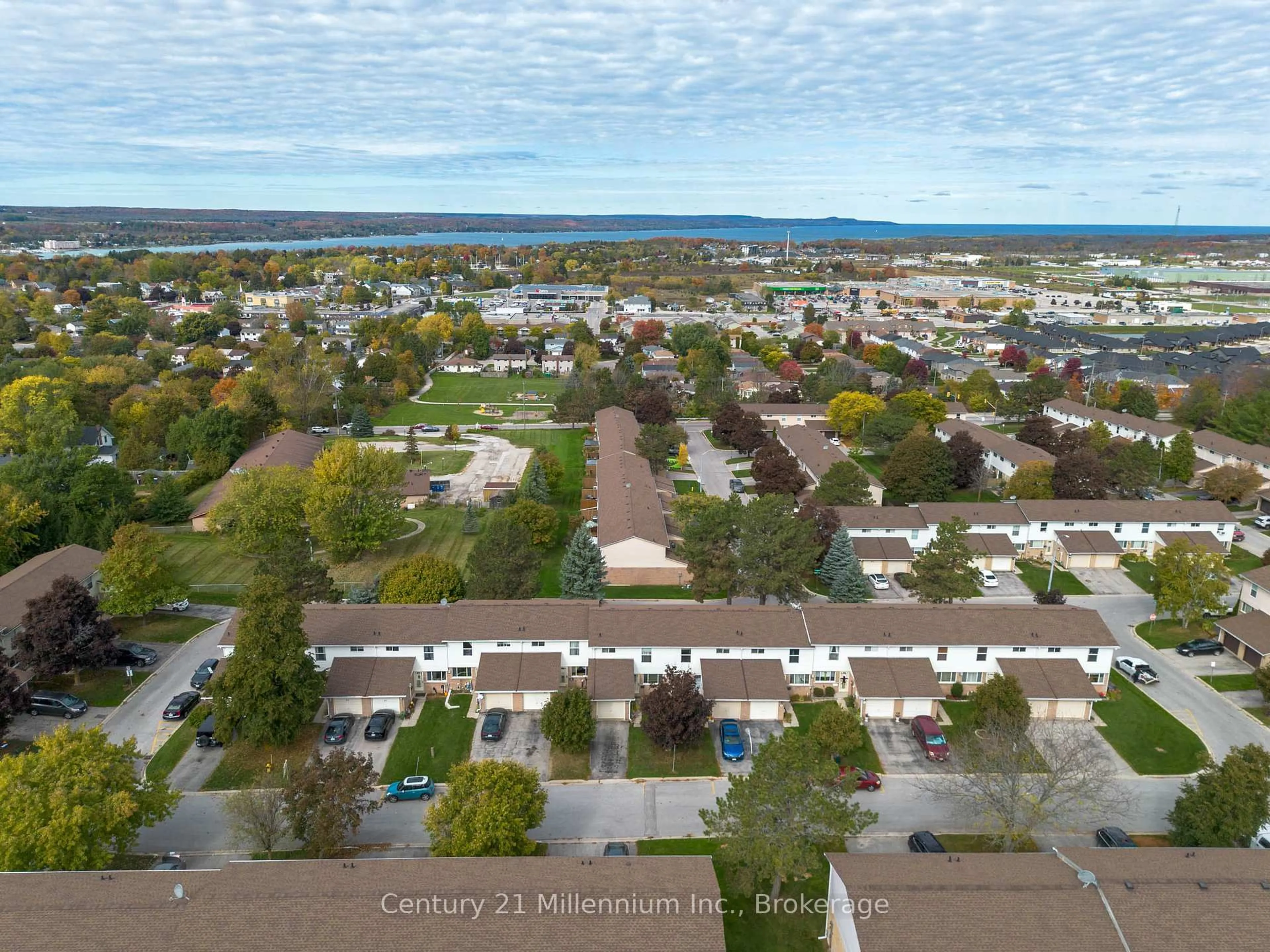 A pic from outside/outdoor area/front of a property/back of a property/a pic from drone, city buildings view from balcony for 62 Laurie Cres #62, Owen Sound Ontario N4K 6C3