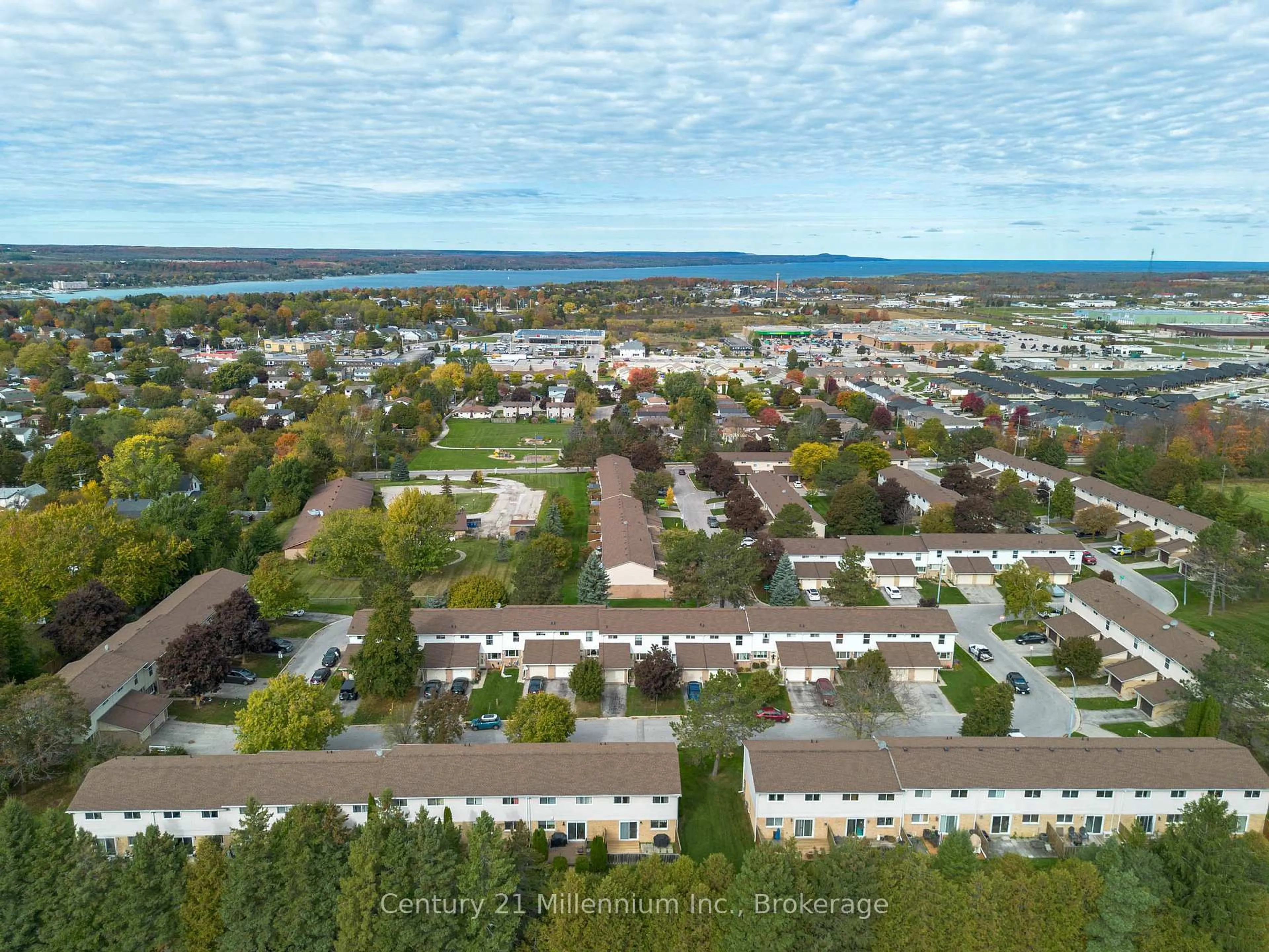 A pic from outside/outdoor area/front of a property/back of a property/a pic from drone, unknown for 62 Laurie Cres #62, Owen Sound Ontario N4K 6C3