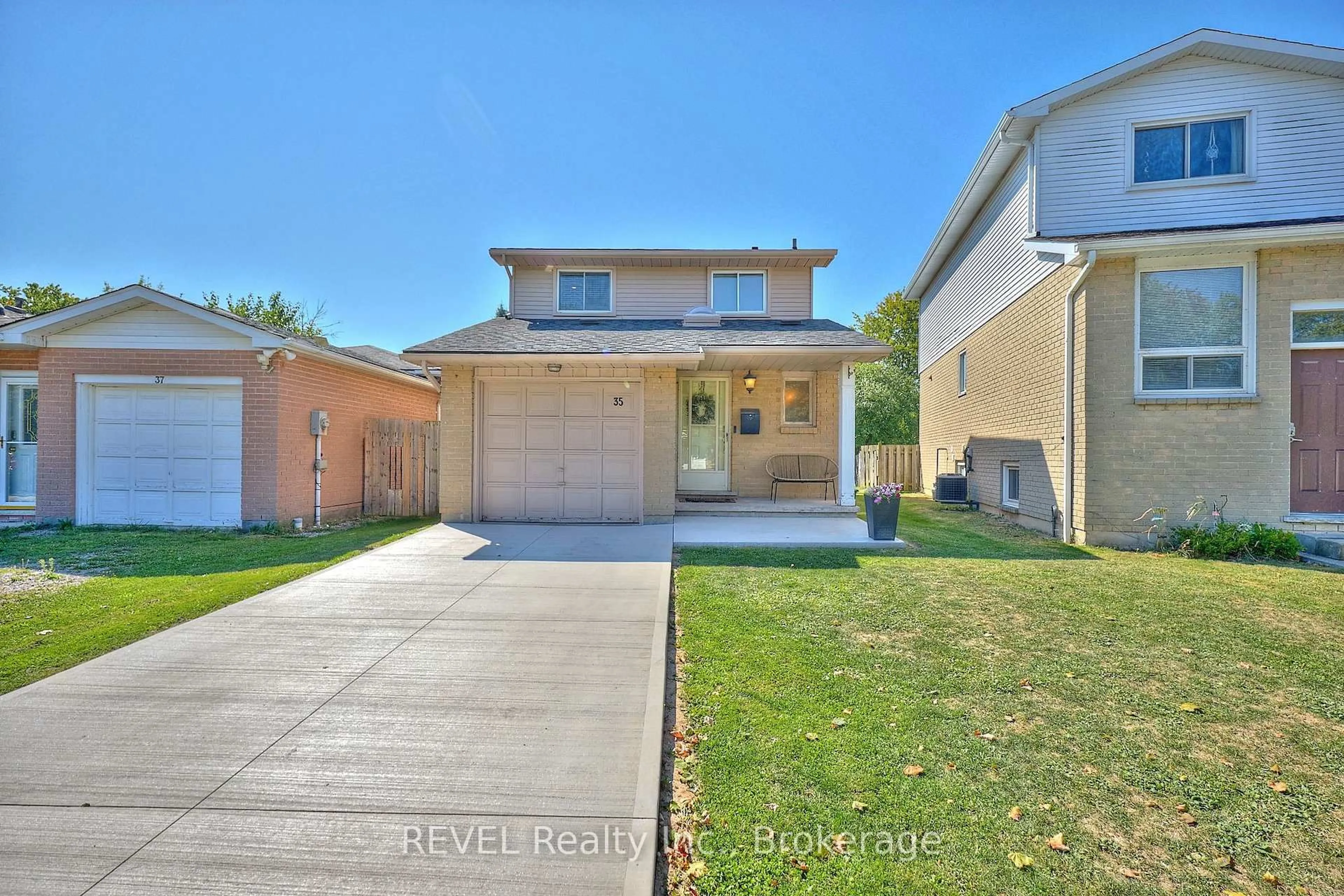 Home with vinyl exterior material, street for 35 Romy Cres, Thorold Ontario L2V 4L1