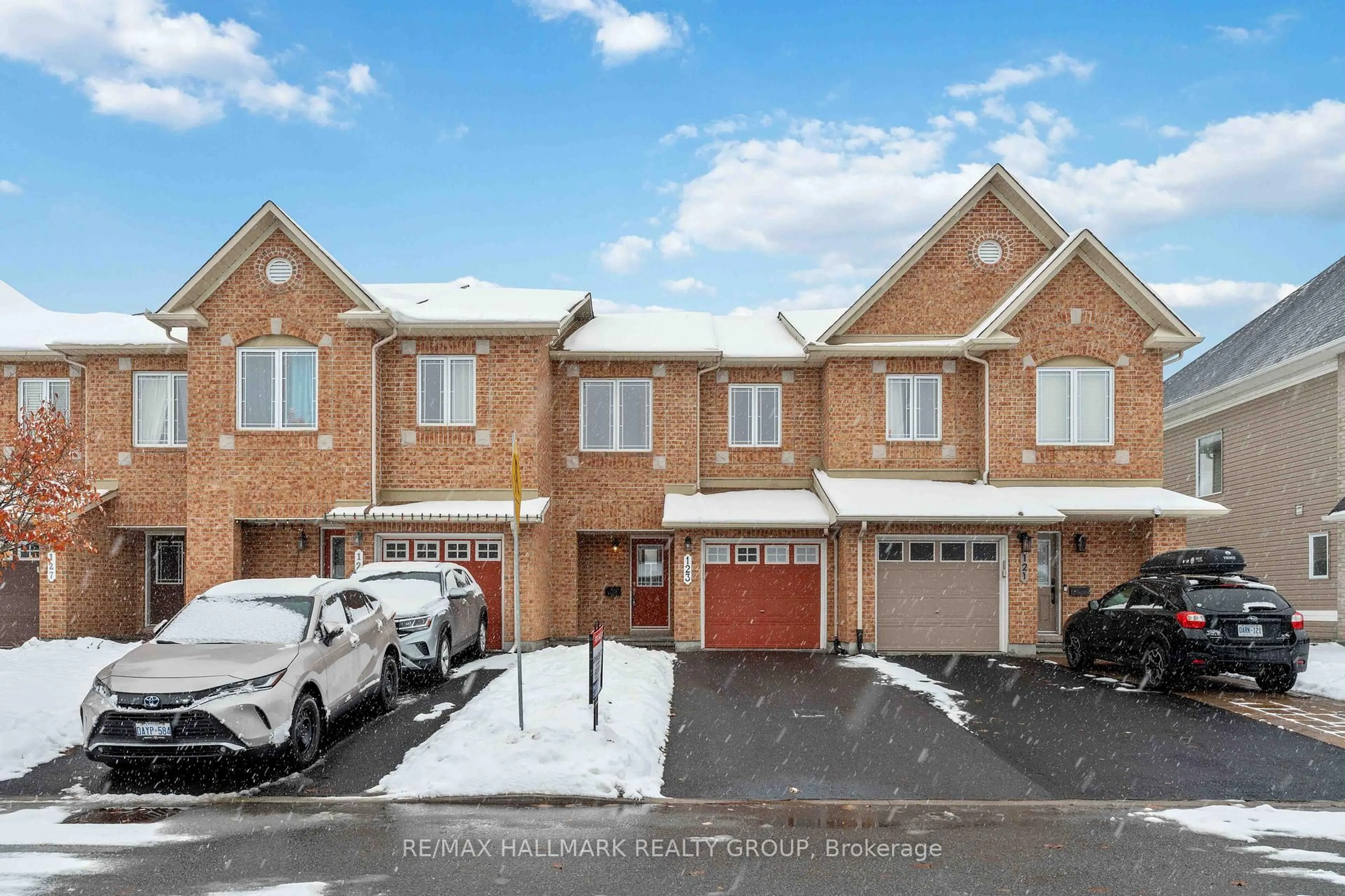 A pic from outside/outdoor area/front of a property/back of a property/a pic from drone, street for 123 Silvermoon Cres, Ottawa Ontario K4A 0P5