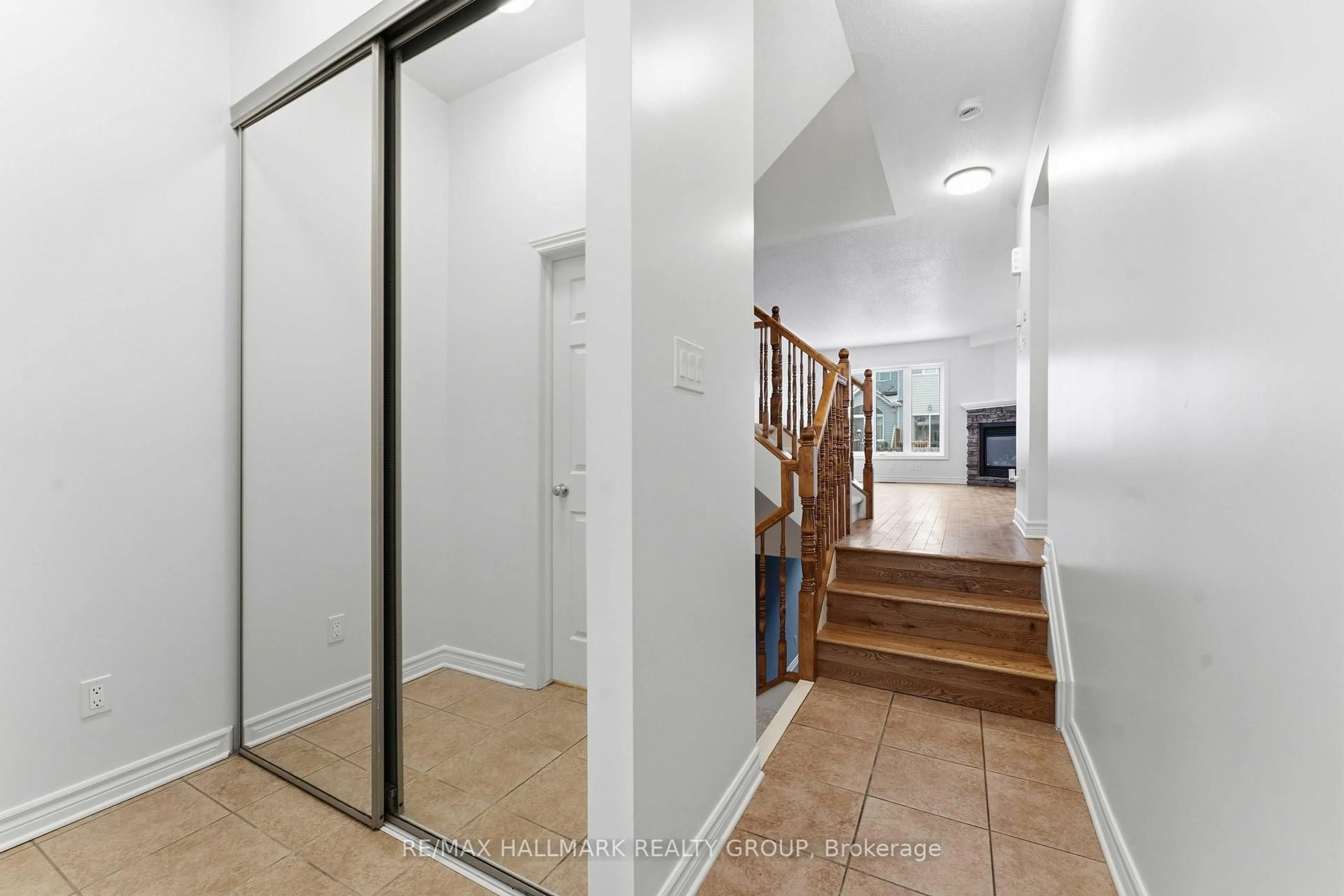 Indoor foyer for 123 Silvermoon Cres, Ottawa Ontario K4A 0P5