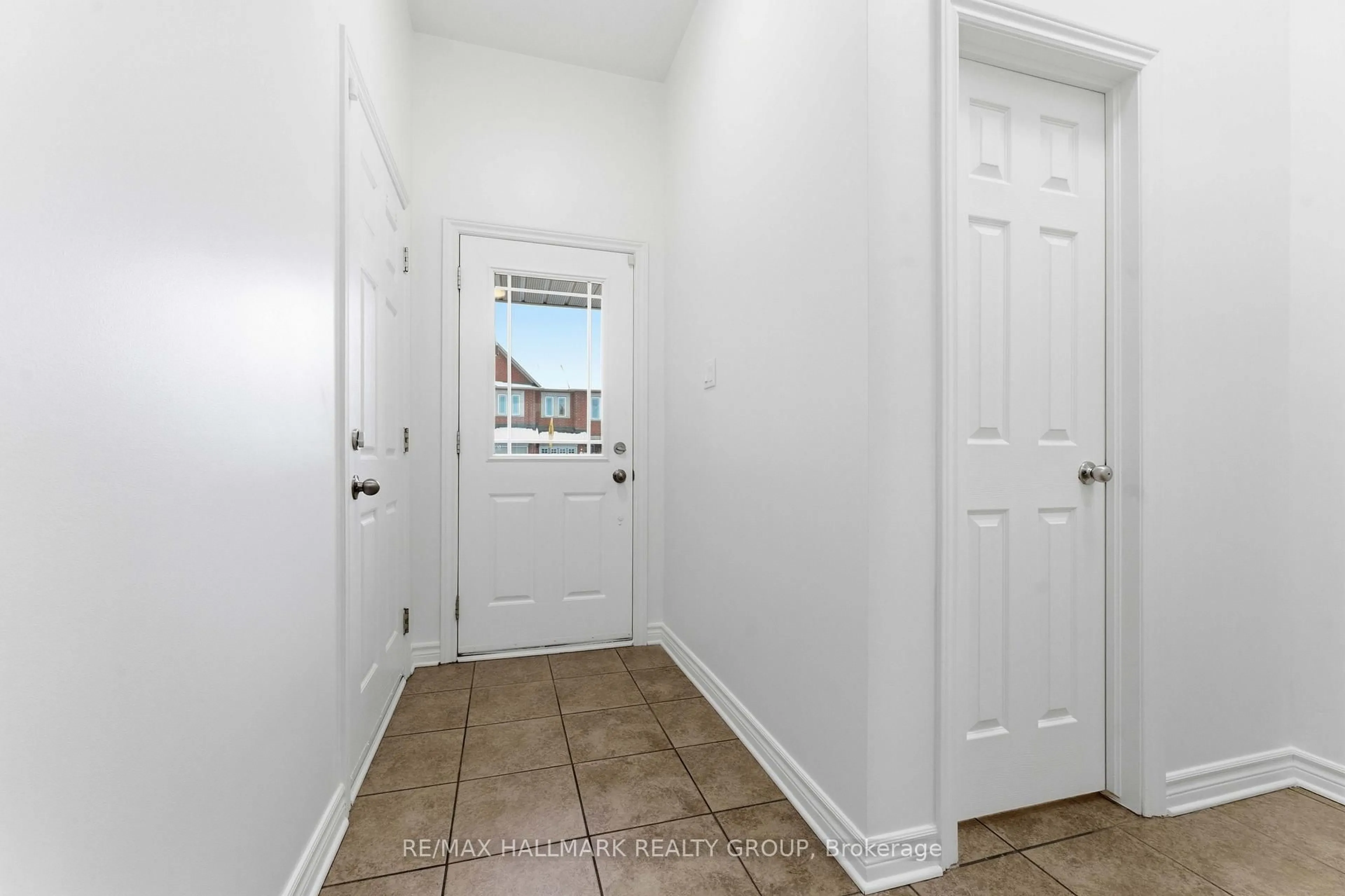 Indoor entryway for 123 Silvermoon Cres, Ottawa Ontario K4A 0P5